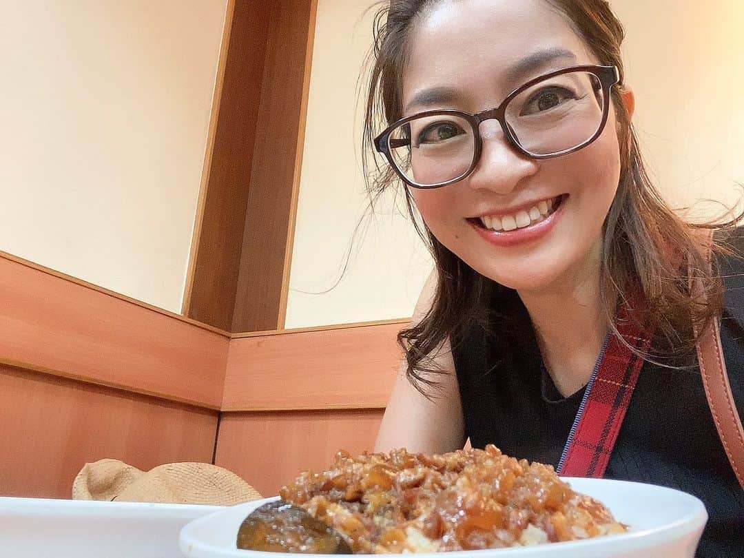 のインスタグラム：「台湾美味しい記録行きます！  たくさん食べたのでしばらく台湾ネタが続きますが ご了承ください。  台湾といえば、魯肉飯🇹🇼  その中でも人気のお店がホテルから近いという奇跡✨  これは行くしかないでしょう。  ◯ 黄記魯肉飯  頼んだのは  魯肉飯と鱈魚丸湯  値段を控えておかなかったんですが、 たぶんそれぞれ30TWDくらいだったと思います。 なので、合わせて300円弱くらい！！  安い👍  魯肉飯は、しっかり八角が効いてて味が濃いめ。美味しい〜  鱈魚丸湯はあっさり味だけど、お出汁が効いててこれまた美味しい。  団子の食感が新食感でかなりの弾力でした😅  メニューは日本語のものを出してくれるので 注文時に困ることもなかったです。  かなりの人気店なので、 お昼と夕方は大行列でした。  #魯肉飯#黄記魯肉飯 #鱈魚丸湯#台湾#台湾観光 #台湾グルメ #台湾料理 #台湾美食 #🇹🇼 #海外旅行 #海外旅行記 #instagood #instadaily #instalike #instalife #instapic #フリーアナウンサー#ラジオパーソナリティー」