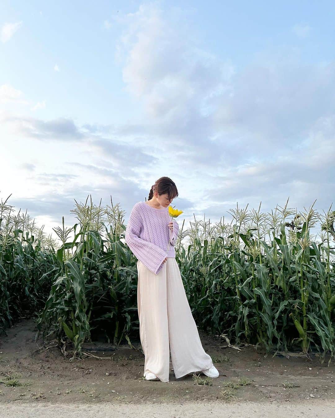 のインスタグラム：「とうもろこし畑でTikTokも撮ったよ🌽 TikTokも見てね〜！  #erica_ガンバレ」