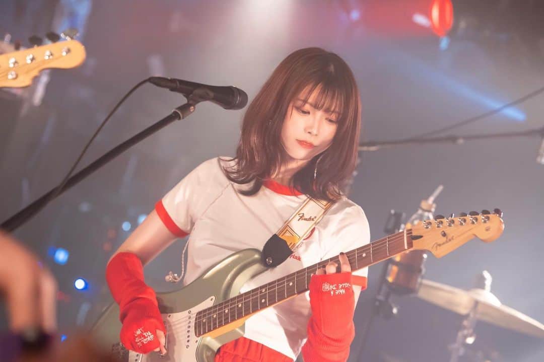 森脇加奈子のインスタグラム：「． 🚨trouble!!!🚨  開始早々切れてしまった弦…🥲 ピンチを救ってくれたのはギターを貸してくれたフィルフリークのGt./Vo.とうきくん( @phillfreakvogt )と弦を替えてくれたYuriさん( @y092u5ri )😭✨  迅速に対応していただき感謝です😿 そして、 こちらがその記念写真です😭✨笑  Faulieu. Presents " RPG " ep.1 at 渋谷 club CRAWL  photo by @okkytree   #Faulieu #band #girlsband  #rock #rockband #musician #show #live #livephotography #photogaphy #vocal #guitarvocal #guitarist #guitarplayers #guitar #telecaster #Fender #Fenderamerican #japanese #japanesegirl  #tagsforlikes #followme #tfl  #일본 #팔로우미 #粉我」