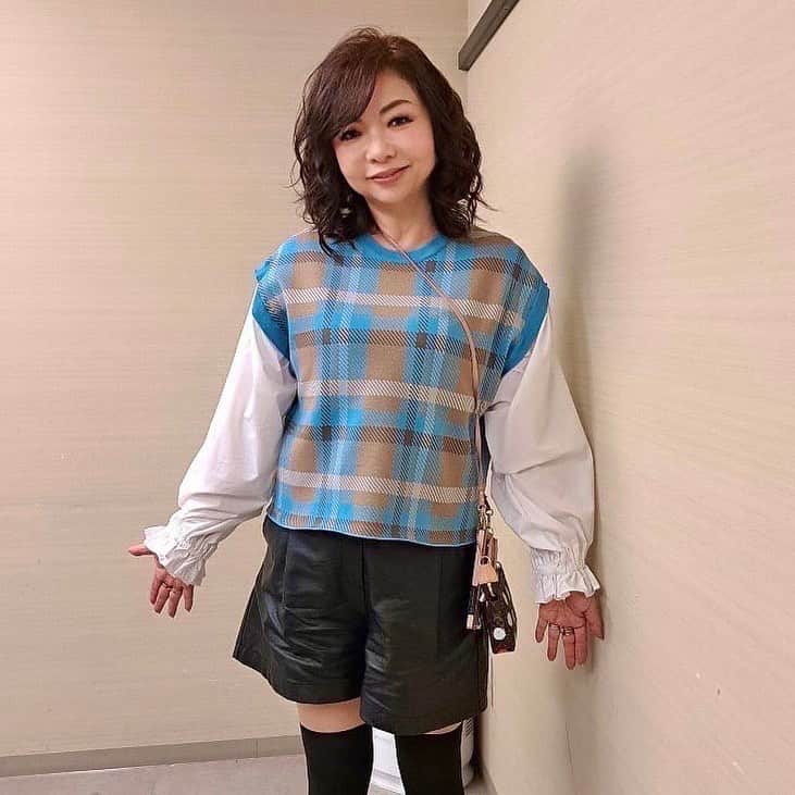 モモコさんのインスタグラム写真 - (モモコInstagram)「関西では本日の6/13(火)放送だった『華丸・大吉のなんしようと？』でヴェロフォンナさんのトップスを着用しました❗️  とても着やすいデザインです☺️ まだまだ可愛い商品があるので、一度チェックしてみてください‼️ 【@verofonna】  スタイリストのアカウントにも番組の衣装載っています❗️ 【@eyes_stylist】  #ハイヒールモモコ #👠 #👠🍑 #CHANEL #シャネラー #グルメ #アメブロ  #YouTube #モモコ新聞 #華丸大吉のなんしようと #博多ロケ #テレビ衣装 #衣装 #ヴェロフォンナ #verofonna」6月13日 21時30分 - highheel_momoko