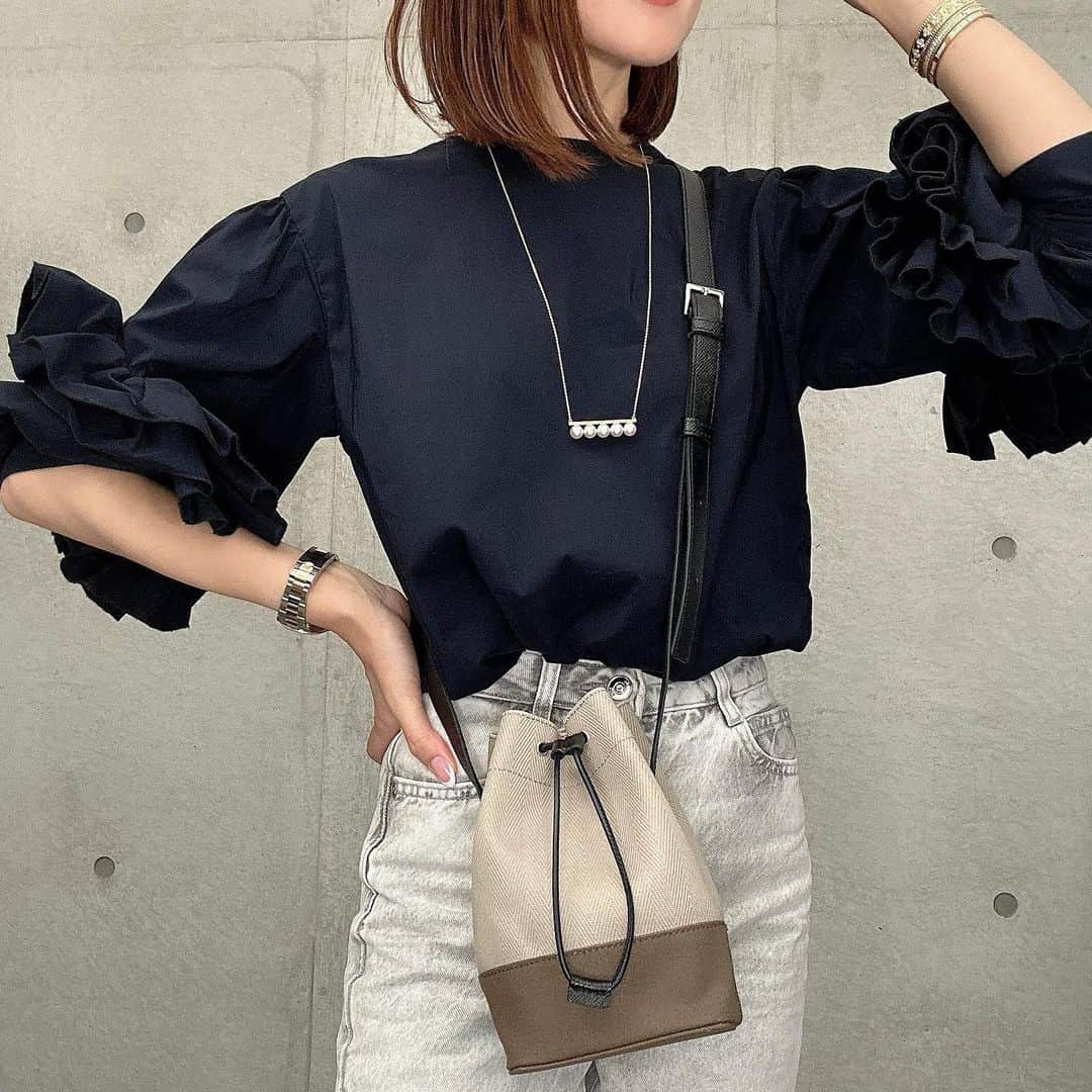 星玲奈さんのインスタグラム写真 - (星玲奈Instagram)「先日から時々DMでご質問をいただくbag。 @etela_official の新作のミニ巾着❤️ ETELAのバッグは、大きめトートをいくつか使っているのですが 軽いキャンバスなのに、自立するハリ感があって かつ、内側はコーティングされていることで汚れにくいのも大好きポイント❤️ 新作の巾着タイプも、とにかくしっかりハリ感があって、巾着の形がキレイに保てる😍 マチもあるので、小ぶりなのにわりとしっかりとものが入ります❤️ 長さ調節できるショルダーベルト付きで 肩がけたり手持ちしたり。 バッグの外側にはカード入れがついていて 交通系のカードなどすぐに使いたいものを入れておくのにちょうどよい😄（しっかりホールドされているので私はクレジットカードを入れています） 配色の色合いが絶妙な組み合わせで カラバリは全部で6色。私はグレージュにしました❤️ #etela#エテラ #ミニバッグ#ミニ巾着」6月13日 21時24分 - reinahoshi1015