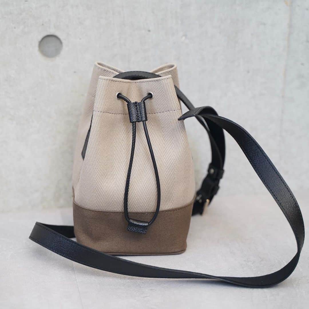 星玲奈さんのインスタグラム写真 - (星玲奈Instagram)「先日から時々DMでご質問をいただくbag。 @etela_official の新作のミニ巾着❤️ ETELAのバッグは、大きめトートをいくつか使っているのですが 軽いキャンバスなのに、自立するハリ感があって かつ、内側はコーティングされていることで汚れにくいのも大好きポイント❤️ 新作の巾着タイプも、とにかくしっかりハリ感があって、巾着の形がキレイに保てる😍 マチもあるので、小ぶりなのにわりとしっかりとものが入ります❤️ 長さ調節できるショルダーベルト付きで 肩がけたり手持ちしたり。 バッグの外側にはカード入れがついていて 交通系のカードなどすぐに使いたいものを入れておくのにちょうどよい😄（しっかりホールドされているので私はクレジットカードを入れています） 配色の色合いが絶妙な組み合わせで カラバリは全部で6色。私はグレージュにしました❤️ #etela#エテラ #ミニバッグ#ミニ巾着」6月13日 21時24分 - reinahoshi1015