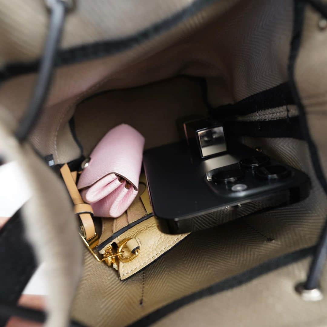 星玲奈さんのインスタグラム写真 - (星玲奈Instagram)「先日から時々DMでご質問をいただくbag。 @etela_official の新作のミニ巾着❤️ ETELAのバッグは、大きめトートをいくつか使っているのですが 軽いキャンバスなのに、自立するハリ感があって かつ、内側はコーティングされていることで汚れにくいのも大好きポイント❤️ 新作の巾着タイプも、とにかくしっかりハリ感があって、巾着の形がキレイに保てる😍 マチもあるので、小ぶりなのにわりとしっかりとものが入ります❤️ 長さ調節できるショルダーベルト付きで 肩がけたり手持ちしたり。 バッグの外側にはカード入れがついていて 交通系のカードなどすぐに使いたいものを入れておくのにちょうどよい😄（しっかりホールドされているので私はクレジットカードを入れています） 配色の色合いが絶妙な組み合わせで カラバリは全部で6色。私はグレージュにしました❤️ #etela#エテラ #ミニバッグ#ミニ巾着」6月13日 21時24分 - reinahoshi1015