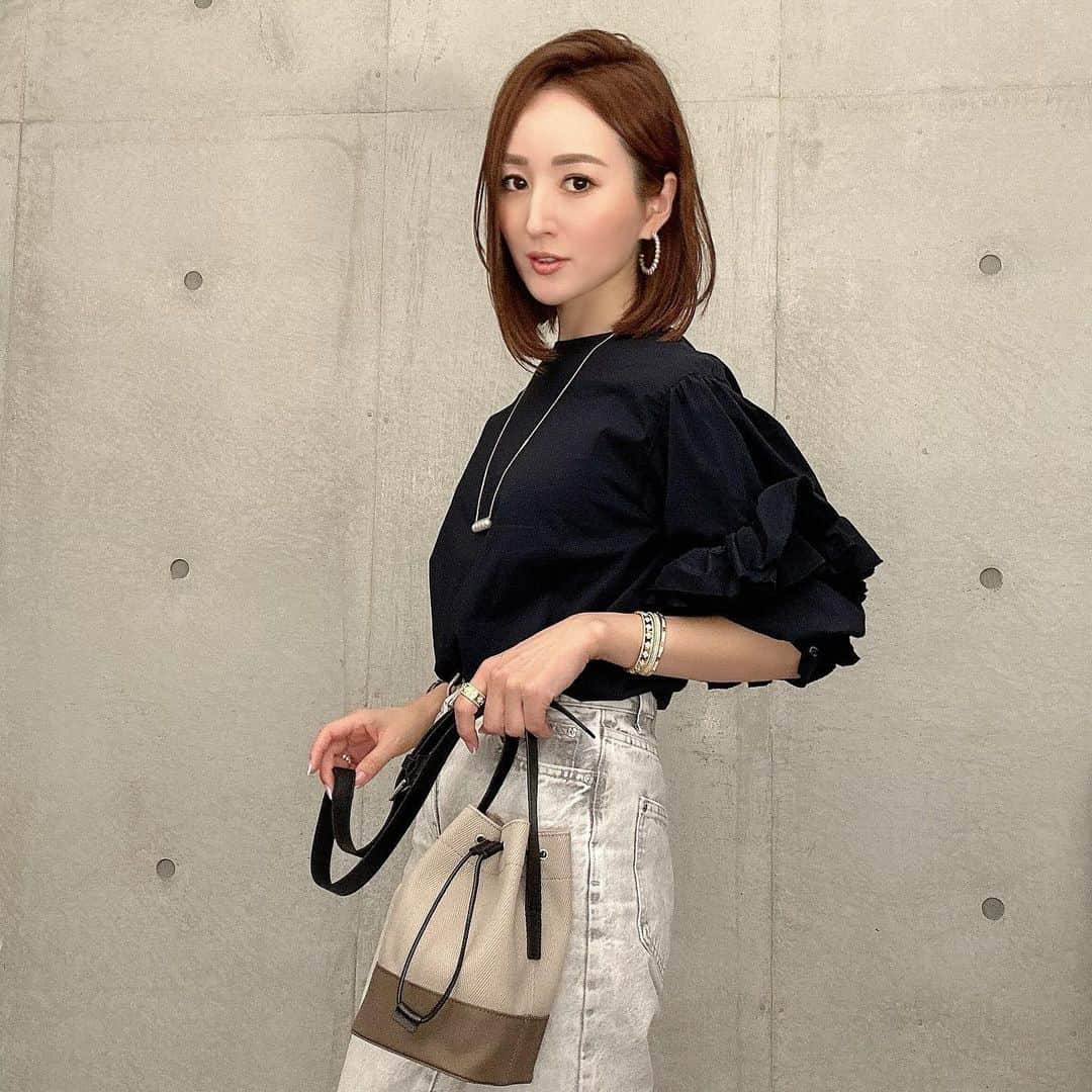 星玲奈のインスタグラム：「先日から時々DMでご質問をいただくbag。 @etela_official の新作のミニ巾着❤️ ETELAのバッグは、大きめトートをいくつか使っているのですが 軽いキャンバスなのに、自立するハリ感があって かつ、内側はコーティングされていることで汚れにくいのも大好きポイント❤️ 新作の巾着タイプも、とにかくしっかりハリ感があって、巾着の形がキレイに保てる😍 マチもあるので、小ぶりなのにわりとしっかりとものが入ります❤️ 長さ調節できるショルダーベルト付きで 肩がけたり手持ちしたり。 バッグの外側にはカード入れがついていて 交通系のカードなどすぐに使いたいものを入れておくのにちょうどよい😄（しっかりホールドされているので私はクレジットカードを入れています） 配色の色合いが絶妙な組み合わせで カラバリは全部で6色。私はグレージュにしました❤️ #etela#エテラ #ミニバッグ#ミニ巾着」