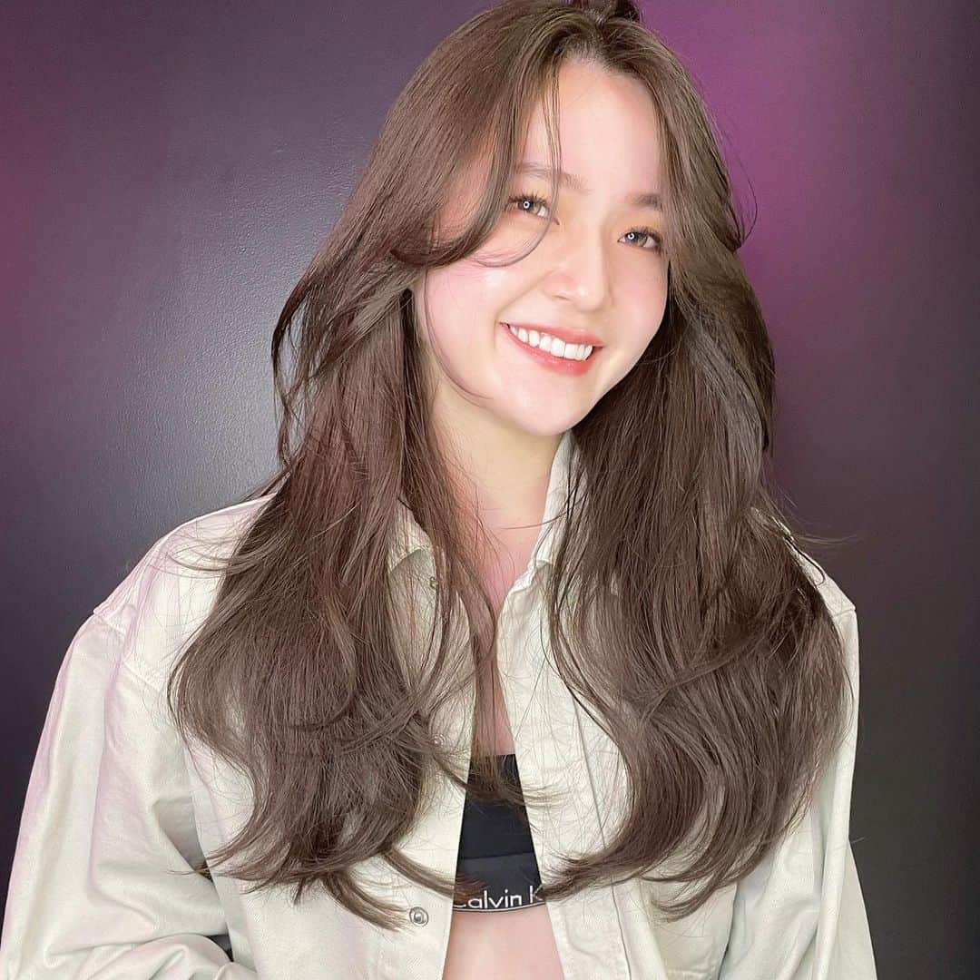 原涼香のインスタグラム：「🆕🩵夏に向けてやりたいhazel greige🩵 赤味を柔らかく消して透明感up♡ ㅤㅤㅤㅤㅤㅤㅤㅤㅤㅤㅤㅤㅤ color point🤍 カラーのみで明るめを続けると 透明感がよりでます✨ 一回で明るめ希望の方はWケアカラーがオススメです✔︎🤍 ㅤㅤㅤㅤㅤㅤㅤㅤㅤㅤㅤㅤㅤ 🎀韓国HAIR STYLE menu... ㅤㅤㅤㅤㅤㅤㅤㅤㅤㅤㅤㅤㅤ ☑︎カット ワンカールだけでも可愛いこだわりレイヤーカット♡  ☑︎プレミアムケアカラー(or Wケアカラー) 透明感バツグンのグレージュカラー♡ ㅤㅤㅤㅤㅤㅤㅤㅤㅤㅤㅤㅤㅤ ☑︎HITAトリートメント 韓国人みたいなツヤ髪はトリートメントがマスト♡  ㅤㅤㅤㅤㅤㅤㅤㅤㅤㅤㅤㅤㅤ ご予約はリンクから🫶🏻🔗 ㅤㅤㅤㅤㅤㅤㅤㅤㅤㅤㅤㅤㅤㅤㅤㅤㅤㅤㅤㅤㅤㅤㅤㅤㅤㅤ ㅤㅤㅤㅤㅤㅤㅤㅤㅤㅤㅤㅤㅤ  #SHIMA#韓国ヘア#韓国スタイル#レイヤーカット#ワンホンヘア#ワンホン#ダークトーン#網紅#初カラー#暗髪#ベージュカラー#ラベンダーカラー#グレージュ#オリーブカラー#透明感カラー#銀座美容院#銀座美容室#美容師#시스루뱅#레이어드컷#koreanhair」