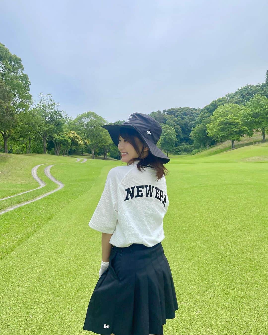 平嶋夏海のインスタグラム：「NEW ERAのゴルフウェアがかわいい🖤🖤🖤 なのに胸元にコーヒーこぼしちゃってシミが取れないのに悩んでます…。 @newera_golf  #newera #neweragolf」