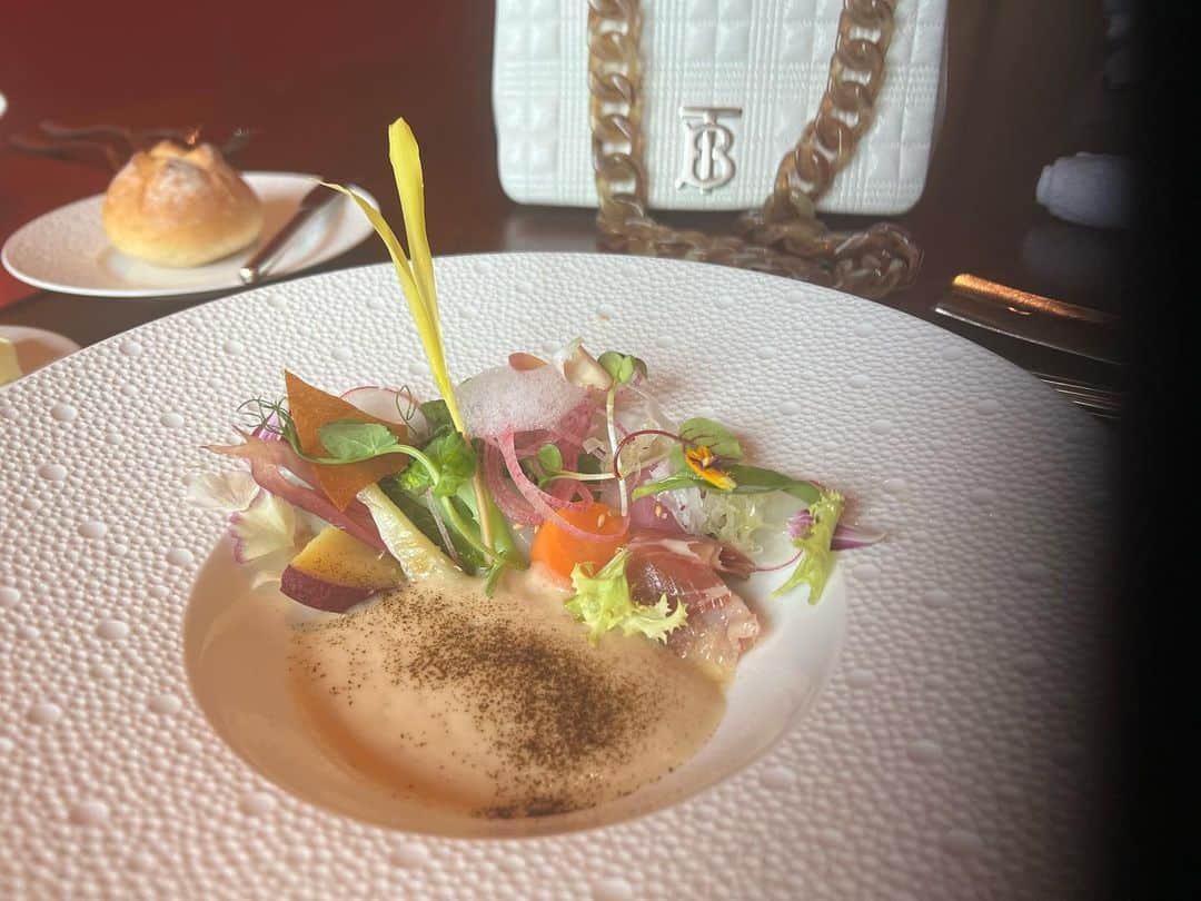 堀内美紀さんのインスタグラム写真 - (堀内美紀Instagram)「大好きなお姉様達と 久しぶりすぎのlunch🌈🌈🌈  笑顔になれました♥️  昨日とっても悲しい事があったけど　パワーもらえた気がする✨✨  生きてると色々な事あるけど　家族や友達　応援してくれる皆様がいて沢山支えられます♥️  #インターコンチネンタル大阪 #ピエール  #みのりんレギンス#minomomo #美尻レギンス#beautyhips #美脚レギンス#leggings #みのりんポーズ#fitness #workout#fitfam#gym #sexybody#Caderas#Polainas#Cuerpo #sexy#Abs#yoga#ヨガウェア」6月13日 21時27分 - minorin.0219