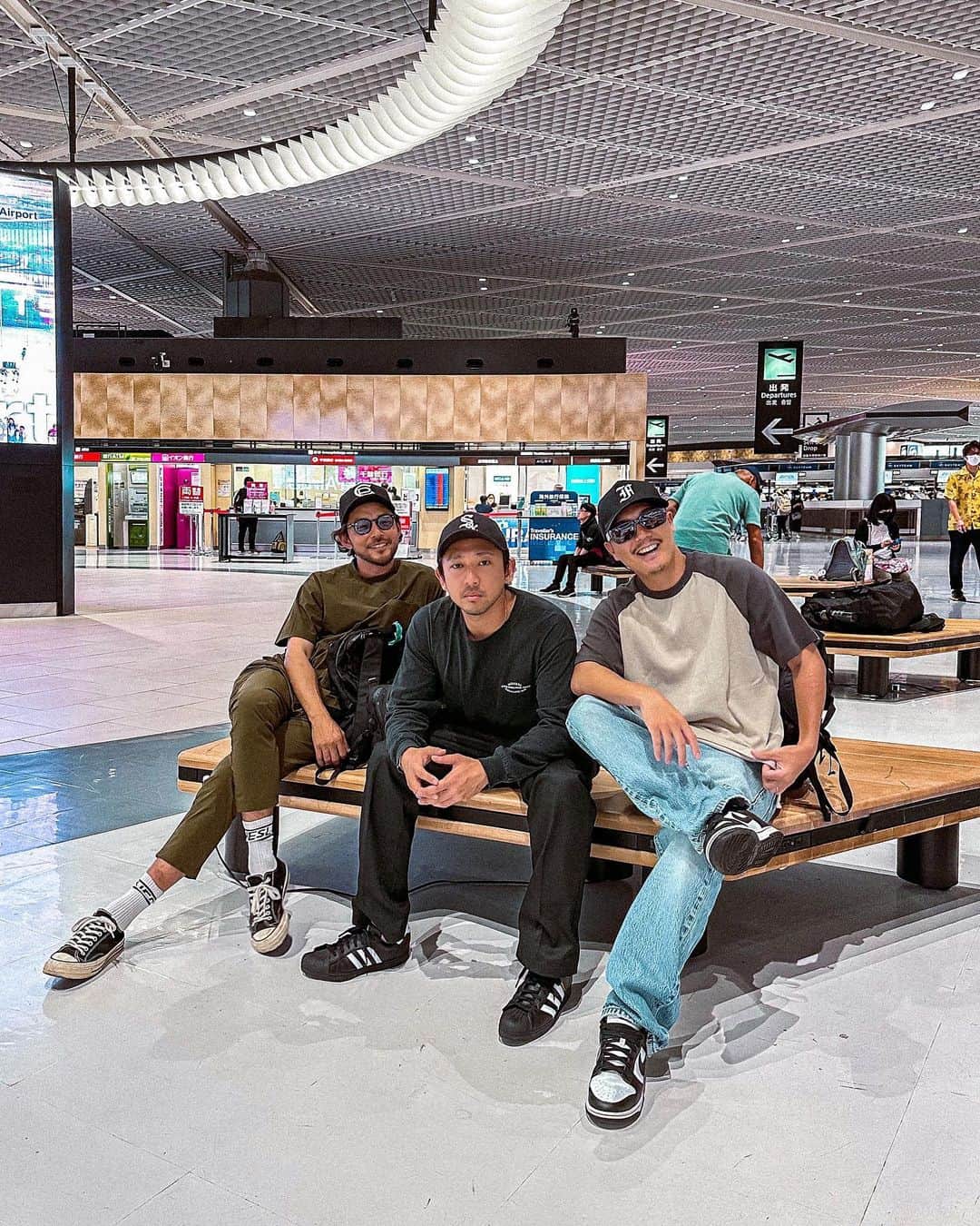 KANJIのインスタグラム：「男旅【バンコク編】  蒸し暑い気候、ローカルとシティのギャップ、ストリートフードに飽きのこないタイ料理、人々はどこかにこやかで夜の繁華街は激しいネオンで光輝いて 飲み屋で外国人は馬鹿騒ぎ 綺麗な海もマッサージも好きなように  日本から出るのも初めてだった奴もいたけれど 世界は色んな知らないモノで満ちている 全てを知る事はできないだろうけど、可能ならば少しでも多く、楽しく、経験できたらいいな」