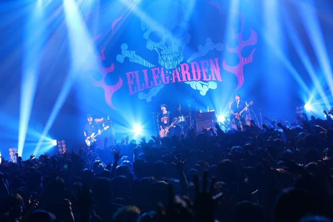のインスタグラム：「The End of Yesterday Tourもいよいよ終盤。 ツアーが始まった3月には終わりが全く見えていなかったけど、毎ライブ全力で演奏して、打ち上げして、移動して、休みの日は観光したり、みんなで過ごしているうちに気がつくと残りは2本です。（北海道は改めて8月に行くので待ってて下さい。） 休止前、20代の時だったらツラくてピリピリしてしまうような場面も4人で笑い飛ばしながら乗り越えることが出来ている今。 俺達は確実に強くなったなと感じています。 最後まで気を緩めず、このまま突っ走ります。」