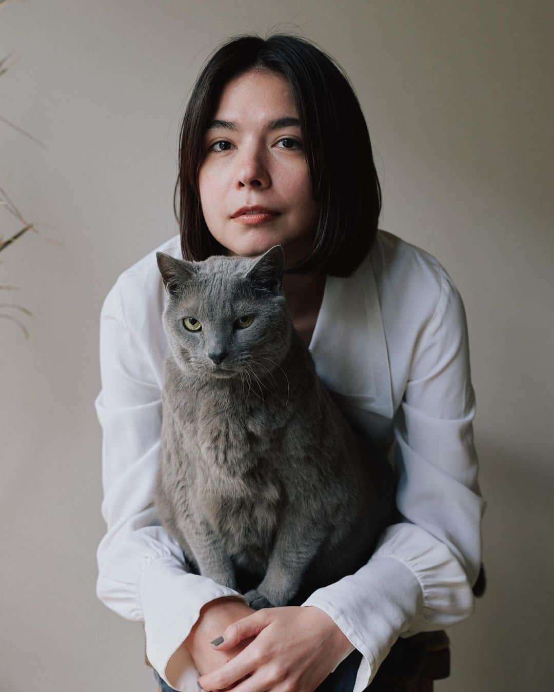 瀬奈ユウリのインスタグラム：「.  Hair&Makeup @zonohairmake  photographer @tokimarutanaka  Location coordinator @hadakuro  Exclusive Assistant @yamaconic   つみれ、それはそれはとても大きな愛────────。  #portrait #portraitphotography #fashionphotography  #tokyo #catportrait #cat #猫 #ねこ #今日のおでん達」