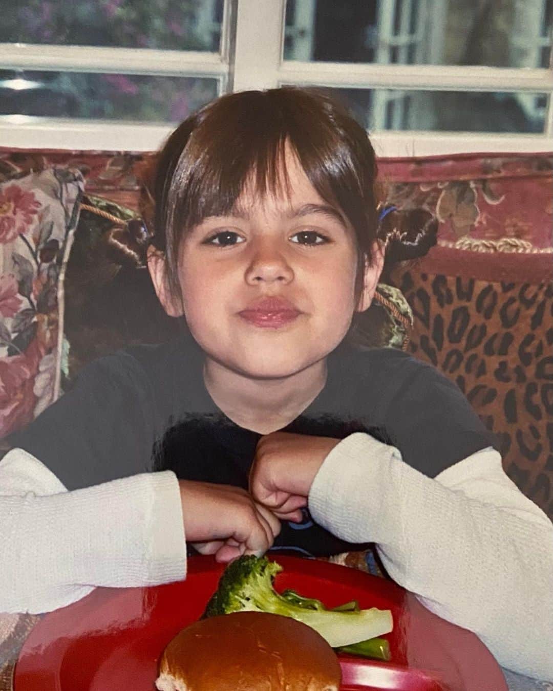 リサ・リナのインスタグラム：「Happy Birthday @ameliagray ♊️ 3 days and 3 years apart. 🩷 Now for your birth, you came into the world like a cannonball shot out of a cannon,You were not going to wait for 24 hours you were going to come out as soon as you were read. We got to the hospital and boom at you came two hours later- quiet didn’t make a sound no crying, like a stealth missile. Ever since you were little, you set your mind to some thing that you wanted you get it.Your manifestation skills are off the charts. You are a humongous force of nature. It has been so much fun to watch you grow up,you are powerful beyond measure. Keep reaching for the stars✨ bravo to you we’re cheering you on! We love you so so, so so much!!! May all of your hopes and dreams come true and more!!! #birthdaygirl 🎂✨🪩🎊🩷😘❤️ Nana your angel is watching over you girls always protecting you. 🕊️ 505」