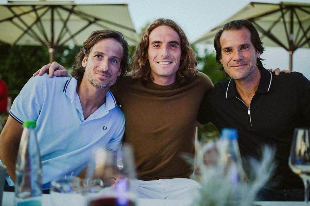 ステファノス・シチパスのインスタグラム：「Only one handed backhand and good vibes allowed 🎾✌️❤️」