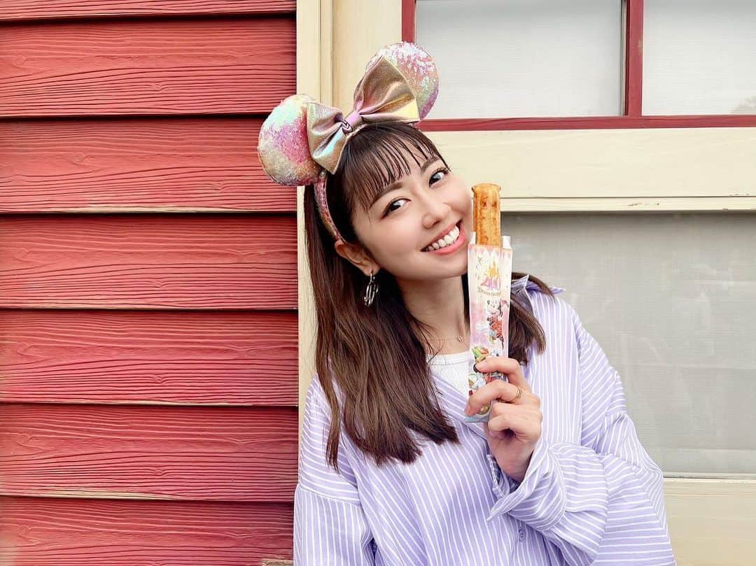 小山ひかるのインスタグラム：「クレームブリュレ風チュロス🤎 めちゃうまおすすめ!!!!✨  それはそうと クレームブリュレ？ クリームブリュレ？ どっちかわからんくなるよね🤔 . .  #tds #disneysea #disney #tokyodisneyresort #tokyodisneysea #ディズニー #ディズニーシー  #💜 #🌈 #40周年 #rienda #ディズニーコーデ #disneycode #クレームブリュレ風チュロス #ディズニーフード #パークフード」