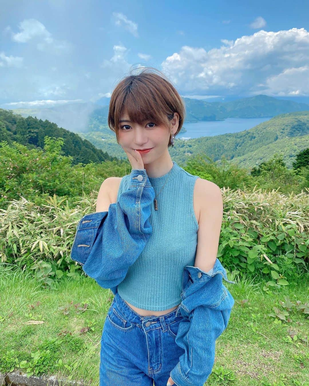 小坂田純奈のインスタグラム：「芦ノ湖見てきた👼🏻🫶🏻  3枚目はブランコ必死に漕いでるとこ(笑)  #芦ノ湖 #ショート女子 #旅行好き #旅行好き女子 #旅スタグラム #神奈川観光 #箱根旅行 #箱根観光」