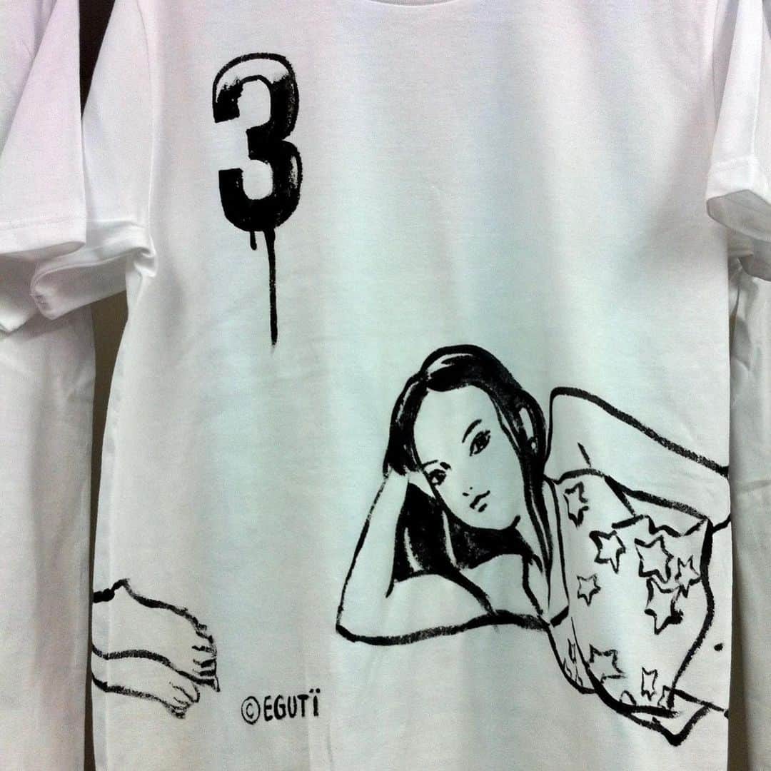 江口寿史さんのインスタグラム写真 - (江口寿史Instagram)「７月のリベストギャラリーでは、30T時代(2011〜2014)に作って人気のあったTシャツをいくつか復刻しようかな、と思ってる。 画像のＴシャツは2013年の手描きＴ。Ｔシャツが完売して売るものがなくなると、こうして無地のＴシャツに直接描いて売ってた。自由だったなあ😅適当と言うのか、、あはは。」6月13日 21時49分 - egutihisasi