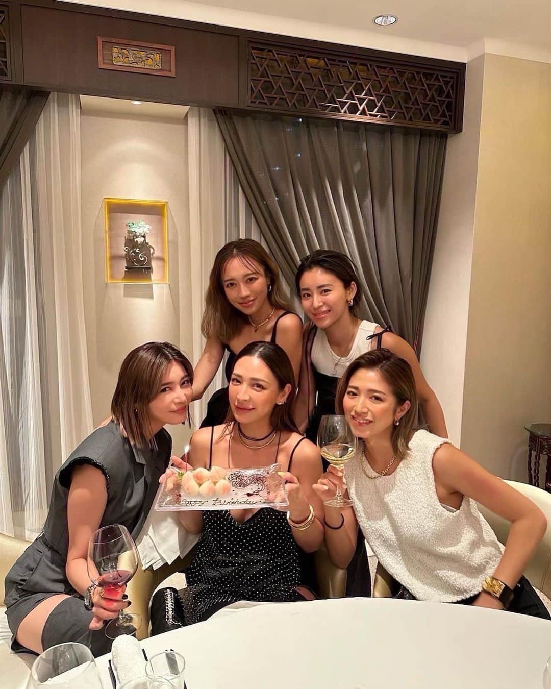 島袋聖南のインスタグラム：「しえりお誕生日おめでとう🍷 いつまでもタフで美しく🤍」