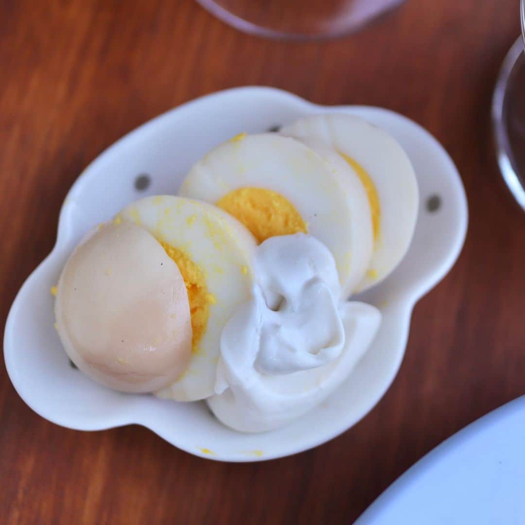 maki ogawaさんのインスタグラム写真 - (maki ogawaInstagram)「#温泉くまちゃん シリーズです。 #麻婆大根 のお風呂に入ってます。 豆腐の代わりに 下茹でした大根を使うだけ。  その他のおかずは ●茹で玉子のふわふわホイップドレッシング添え →生クリームに顆粒コンソメ、レモン汁を合わせてホイップする。 クリームチーズのような味がして お気に入りです。  ●野菜のレモスコ漬け ダイソーで買った『レモスコ漬け』乗せる素で、大根、きゅうり、トマト、キャベツを和えるだけ。 ピリ辛酸っぱく、最近のお気に入りです。  お顔は丸い抜き型と海苔パンチ(写真⑤)で作ります。 このパンチ一つで いろいろなお顔が作れるのでおすすめです。  前回は カレーの温泉くまちゃん(写真⑨) 今回は麻婆大根、 その他、 ハヤシライス 天津丼 いろいろ作れそうです。  写真(⑩)は失敗ちゃんです。 かっこよく、シックスパックのくまちゃんに する予定でした😅  作り方の動画を撮ったので 近いうち載せますね🥰  #おうちごはん  #ごちそうさまでした  #お子様ランチ #温泉くまちゃん  #お昼ごはん  #キャラ弁 #ワンプレート #wp_deli_japan #フーディーテーブル  #おうちごはんlover #マカロニメイト #お昼ご飯  #カレーレシピ  #bentoexpo  #japanesecurry  #curryrice  #cutefoodporn  #foodporn #foodpornshare」6月13日 21時41分 - cuteobento