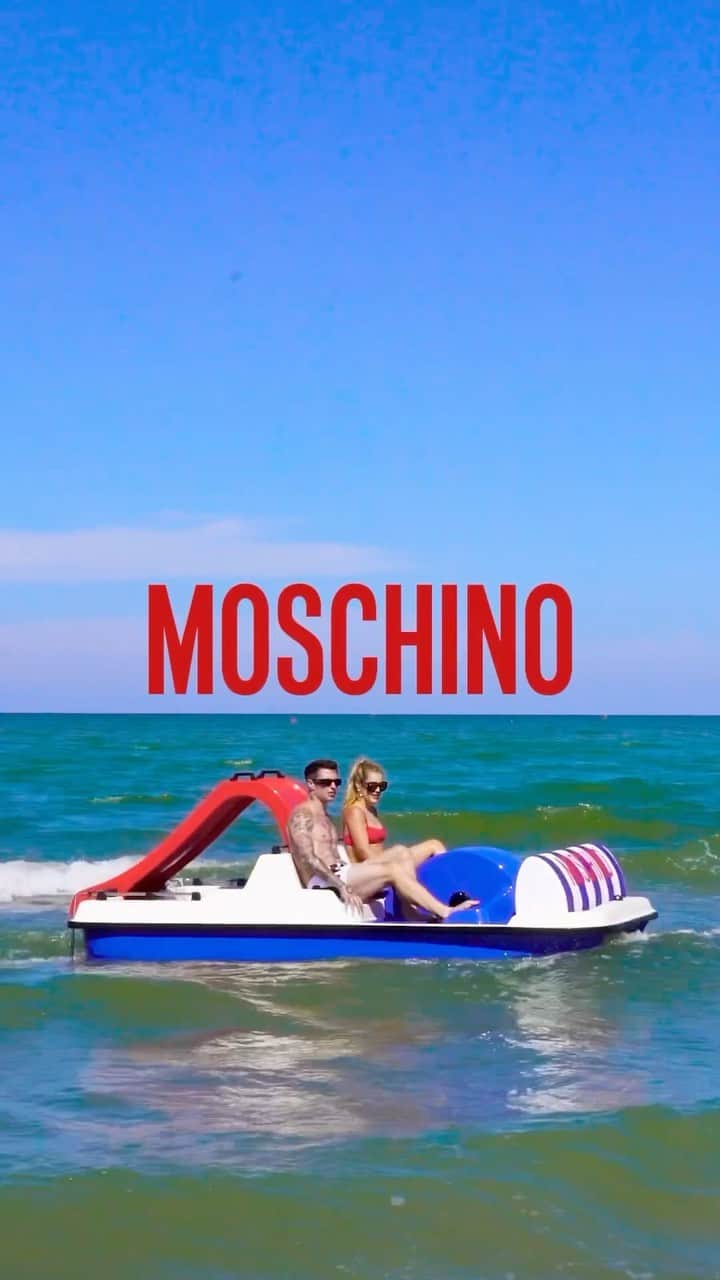 Moschinoのインスタグラム：「Making waves! @alex_onieva and @b3nm set sail towards a perfect summer in #MoschinoEyewear Add a pair to your vacation plans at the link in our bio.  #Moschino」