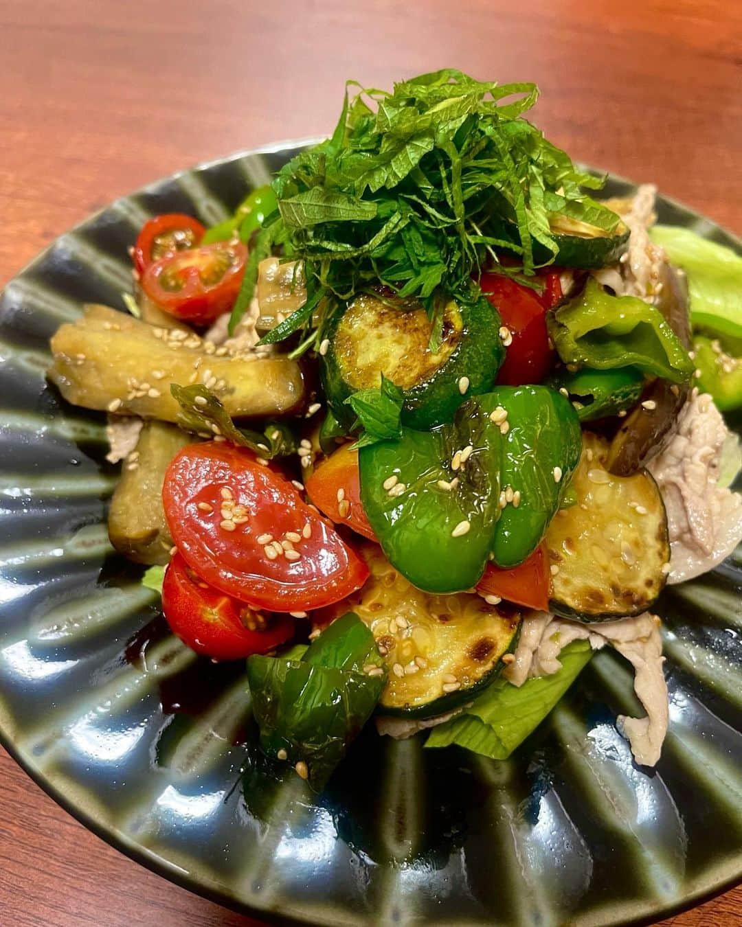 中谷萌のインスタグラム：「….  昨日作った、夏野菜の冷しゃぶサラダ SNSでレシピ見つけて、その日のうちに 「絶対今日の夜つくろ！」と思って作りました☺️🧡🧡  ドレッシングは、 ごま油、しょうゆ、お酢、豆板醤とか、でした！  次はもっと美味しくできる気がする！！ （いつも適当にしすぎて反省してる）  暑い日は、さっぱり食べられるこんな料理がいいですねぇ〜🍅🫑🥒🌻」