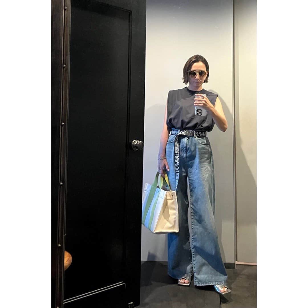 高橋志津奈のインスタグラム：「今日は朝届いたばかりの　@the_newhouse のダニムトベルトを早速🤭 . あえて緩く作ったデニムをベルトでぎゅーーっとして履くデザイン❤︎ デニムがデザインされてるからあとはシンプルに✨ . FORMEのトップスで。 . #shizunascoordinate#デニムコーデ #newdenim」