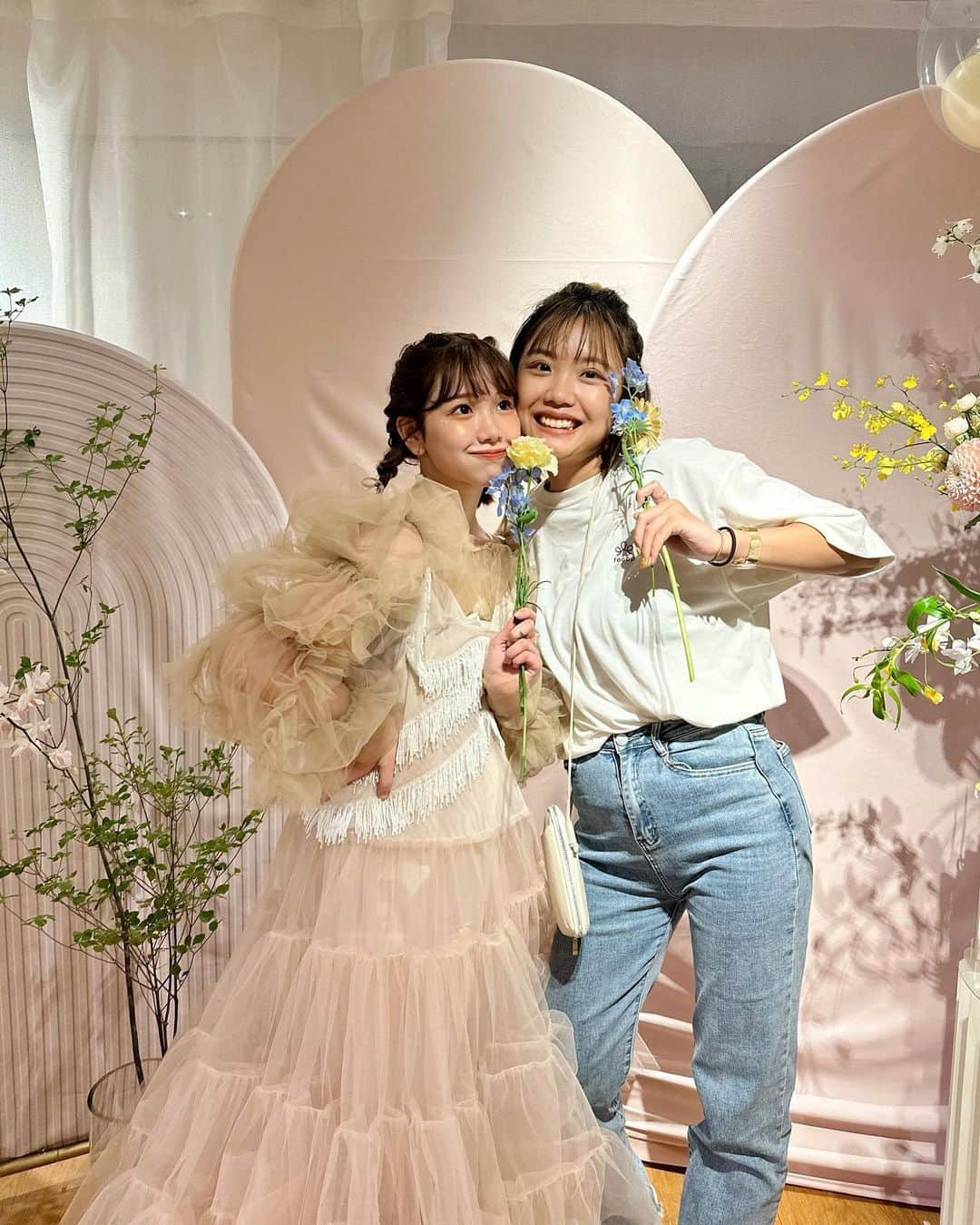 きりまるさんのインスタグラム写真 - (きりまるInstagram)「東京オフ会楽しかったな〜🌼♡   みんなの幸せそうな姿を見れて私も ものすっごいhappyな気持ちになった😽♡愛 いっぱいハグして写真撮れてうれしかったな〜  北海道から沖縄まで！夜行バスで12時間かけて 会いにきてくれたり、みんなオシャレしていっぱい 準備してきてくれて、ほんと可愛くて愛おしくて、 手作りのプレゼントも沢山...ほんとにありがとう😭♡涙 わたしも余韻が抜けないよ〜〜〜 泣  今日は大阪オフ会に向けてまたいっぱい 準備したよーん🐰🥕たこ焼き食べるの楽しみ🐙♡  オフ会の衣装もヘアもお花も会場も ぜんぶ可愛かった〜◎ 大満足の東京会場でした👨🏻‍🦲  今回メイクは自分でヘアとポイントメイクは わこさんが🫶🏻 ほんっとに衣装とぴったりで めちゃくちゃ可愛かった〜！わこさん大好き😭♡  すみれさんが教えてくれたお花屋さんの方も すっっっごく優しくて打ち合わせして何回も どういうお花の雰囲気がいいかとか、いっぱい 考えてくれて 最高に可愛いお花を沢山準備して くださってほんとに大満足でした 🌷可愛いお花... お店の方がとにかく本当に本当に優しくて。🥲♡ これから沢山 お願いさせて貰おうと思います🫶🏻  そして杉本さんいつも可愛い衣装を ありがとうございます🫶🏻♡ ドストライクすぎて ほんとに幸せ気分でした！大阪福岡の衣装もみんな 楽しみにしててね👨🏻‍🦲🌼  明日も1日ハッピーに！ みんな過ごせますように🫶🏻 今日も1日お疲れさまでした （ ˆᴗˆ ）♡ . . #きりまるオフ会 #ぽぽまる #ドレス #ベージュドレス」6月13日 21時46分 - kirimaruuu