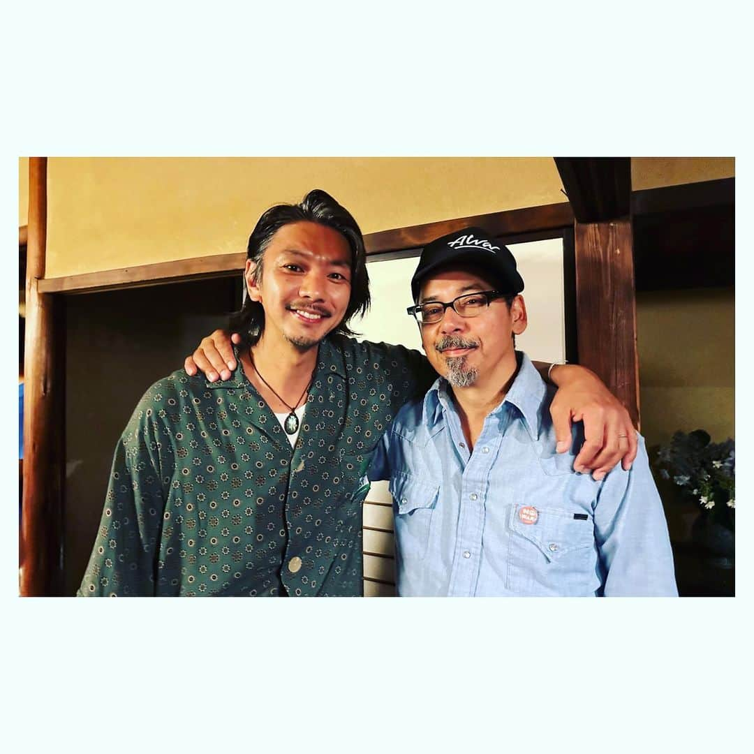 Caravanのインスタグラム：「2023.06.13.   Tommy Guererro Gig in Chigasaki.  地元でサンフランシスコの路地裏を感じられるなんて、  こんな日が来るんだね。  トミーのjazzmasterはfender japanなんだって。  フロントPUのGOLD FOILが  めちゃくちゃメロウで良い音だった。  生音ドラムを中心にボリュームバランス取れちゃう  メンバー達のプレイヤー魂にグッと来たなぁ。  粋なマイナーチューンと和の融合が格別で  ビールが進む夜でした。  welcome to Chigasaki.  日本を楽しんでくれたら良いな。  #tommyguerrero  #茅ヶ崎館 #duomusicexchange #fenderjapan」