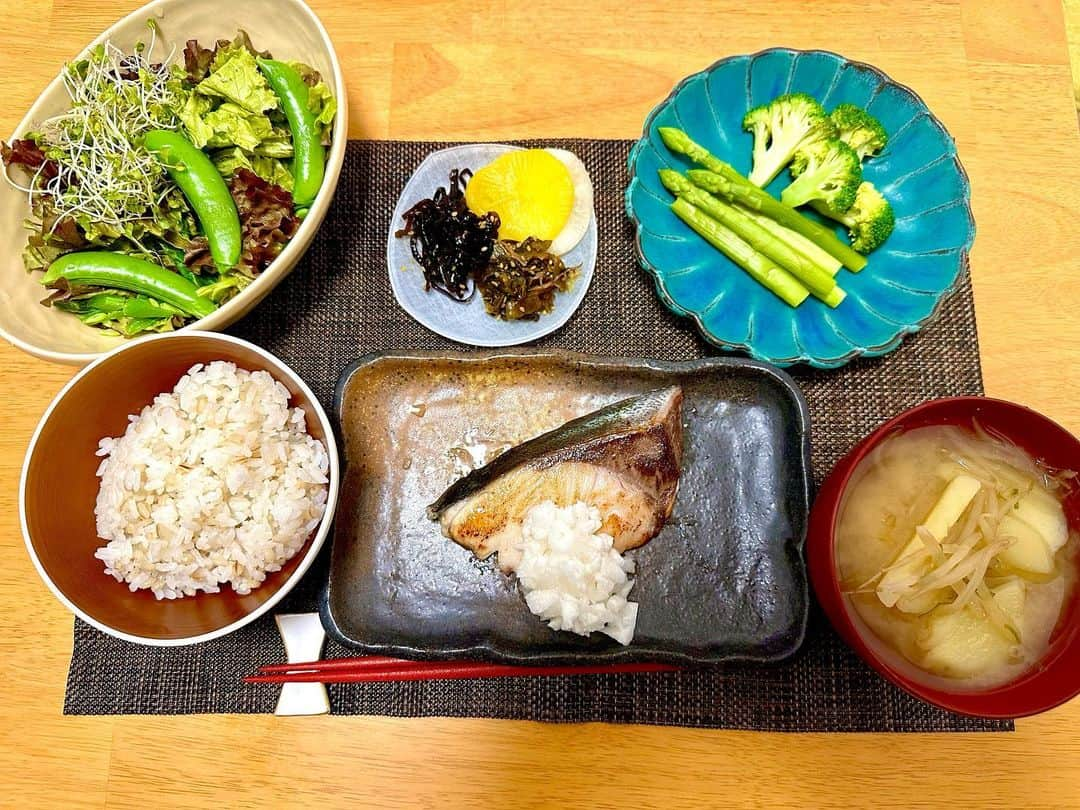 手島優さんのインスタグラム写真 - (手島優Instagram)「・　  てじご飯🍚  ・ブリの塩焼き　 　　〜大根おろしと刻み長芋添え〜　  ・スナップエンドウといんげんのサラダ ・シンプル過ぎる茹でアスパラとブロッコリー ・じゃがいもともやしのお味噌汁 ・押し麦ご飯 　  うちの1番近くのスーパーってお魚の品揃えがさびしくて…コレ！ってなかなか惹かれてなくて😅  最近〜お肉料理が続いていたら 　　  夫が今週はお野菜かお魚中心がいい！との事で、、　 確かにそうだよね。って事で〜　　  体調もすごく良かったのでお散歩がてらちょいと遠くのスーパーまで足を運びリクエストにお答えしてこんな感じです🐟🥦　(頑張ったアピール🚶笑) 　  ブリが脂乗っててすんごい美味しかったです🐟✨　 　  大根おろしに刻んだ長芋和えたものを添えてゆずポン酢かけて食べたんですけど、　 こりゃまた美味しかったです♪ サッパリしてご飯すすむ✨🥢✨　 夏バテ予防にもいいかも👍  ご飯にかけても合いました🍚  　 毎回思ってるけど… 我が家のランチョンマットの大きさ無理あるよね。笑  頑張って置くけど。🍽️   もうちょっと大きいのあったら欲しいとは思ってます✌️   　  　 　  #てじご飯　#晩ご飯　#夕ご飯　#晩ご飯記録 #我が家　#ブリ　#美味しかった　#魚　#野菜　#和食　#リクエスト　#体調良し　#麦ご飯  #糖質オフ　#好き」6月13日 21時52分 - tejimayuu0827