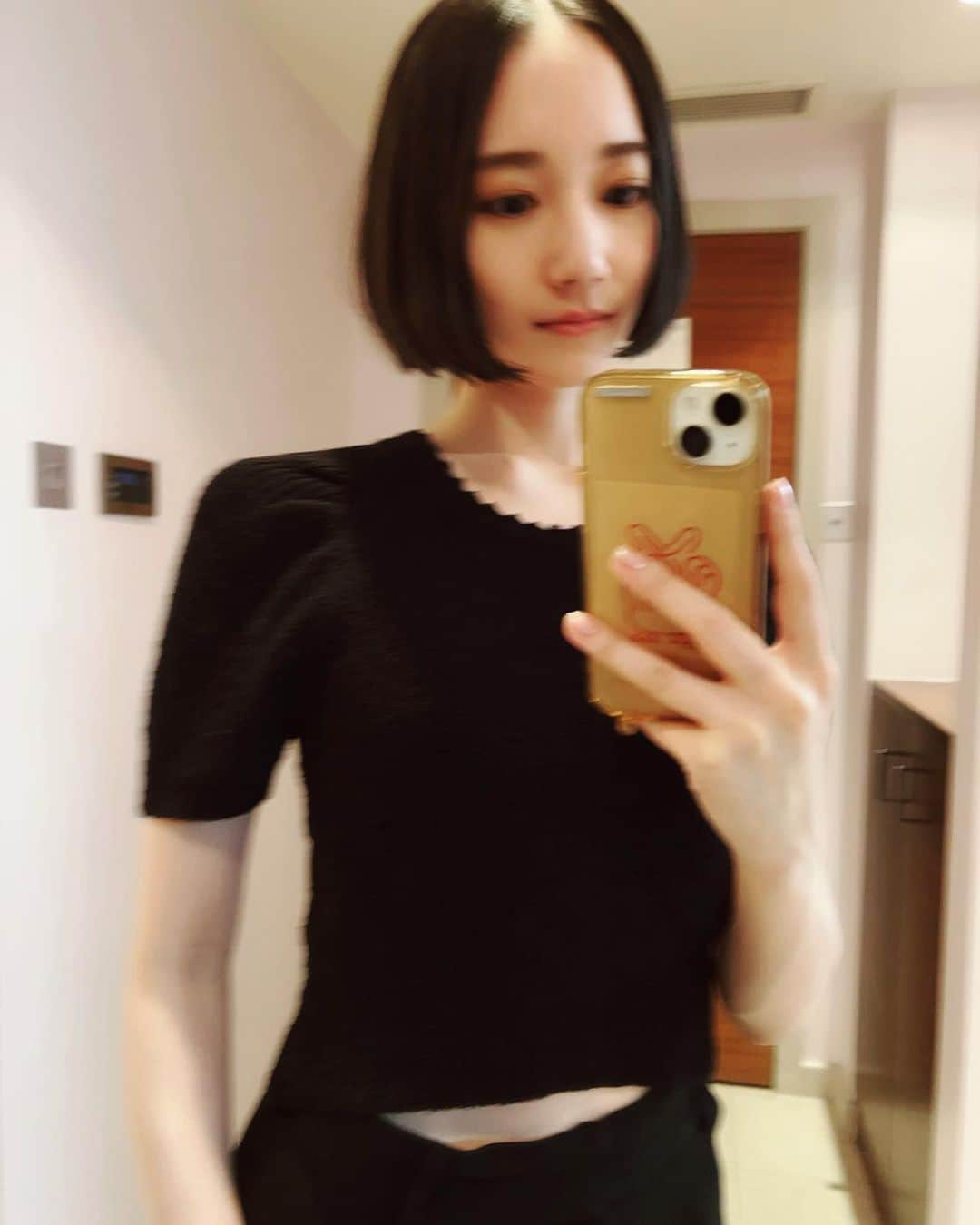 大本彩乃のインスタグラム：「🇬🇧🌛🖤」