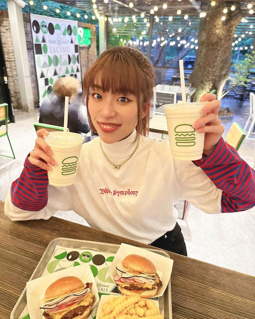 YUUGAさんのインスタグラム写真 - (YUUGAInstagram)「. . @shakeshackjpn 🍔❤️‍🔥🌟 . 【Shakeshack× La cime】 . . 好きなハンバーガーといえば Shakeshack🫶 野菜がたっぷりでボリューミーで美味しかった✨ . .  #shakeshack #shakeshackjapan #hamburger #gaienmae #shakeshackgaien外苑イチョウ並木店 #外苑前イチョウ並木 #ハンバーガー #ハンバーガー屋 #ハンバーガー女子 #ハンバーガー部 #food #yuugaな暮らし」6月13日 21時54分 - yuuga1024