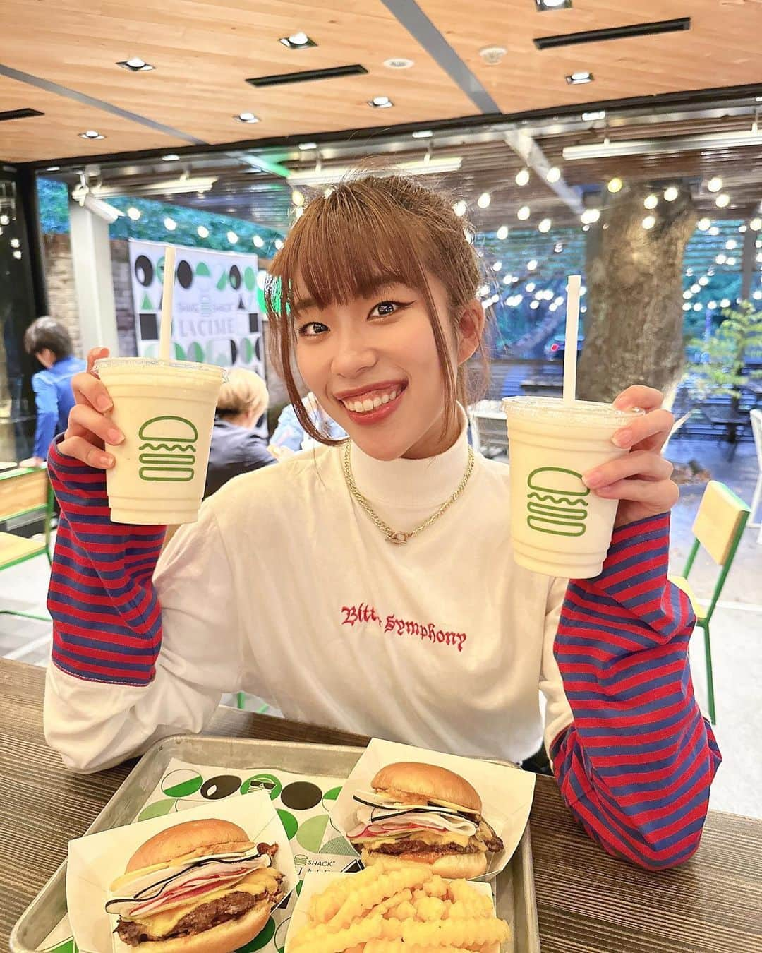 YUUGAのインスタグラム：「. . @shakeshackjpn 🍔❤️‍🔥🌟 . 【Shakeshack× La cime】 . . 好きなハンバーガーといえば Shakeshack🫶 野菜がたっぷりでボリューミーで美味しかった✨ . .  #shakeshack #shakeshackjapan #hamburger #gaienmae #shakeshackgaien外苑イチョウ並木店 #外苑前イチョウ並木 #ハンバーガー #ハンバーガー屋 #ハンバーガー女子 #ハンバーガー部 #food #yuugaな暮らし」