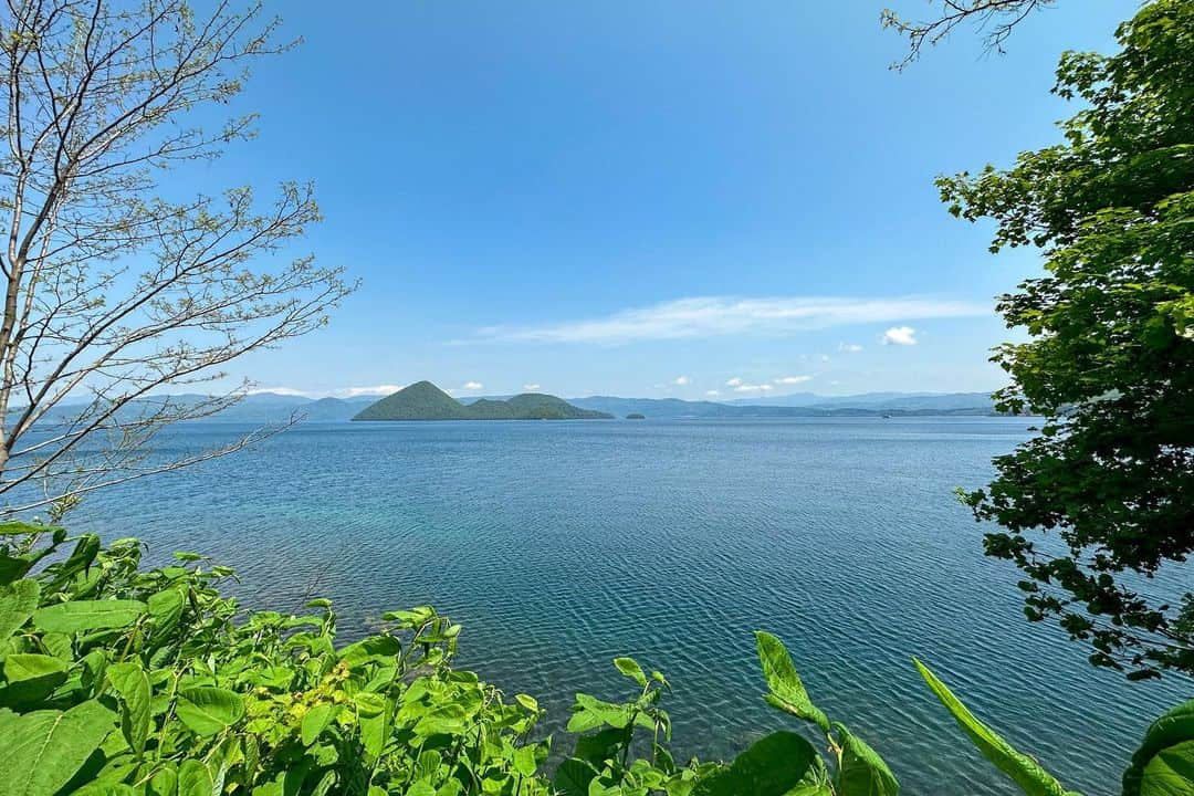 miku_colorsさんのインスタグラム写真 - (miku_colorsInstagram)「* 2023.6.13 . 北海道の色んな風景のキロク✍️ . pic1 一度行ってみたかった青い池。 想像以上に神秘的なブルーに出会えました💙 . pic2 ケンとメリーの木🌳 . pic3 マイルドセブンの木 めっちゃ逆光だったけど なんとか撮れてた😂 . pic4 移動中にふと出会った風景。 . pic5 洞爺湖 . pic6〜7 ライラック可愛かったなあ💜🤍 . . . . . #北海道#青い池#マイルドセブンの木 #ケンとメリーの木#ライラック#洞爺湖#美瑛#北海道観光スポット #hokkaido#hokkaido_lovers #biei #japantravel#bluepond」6月13日 21時56分 - miku_colors