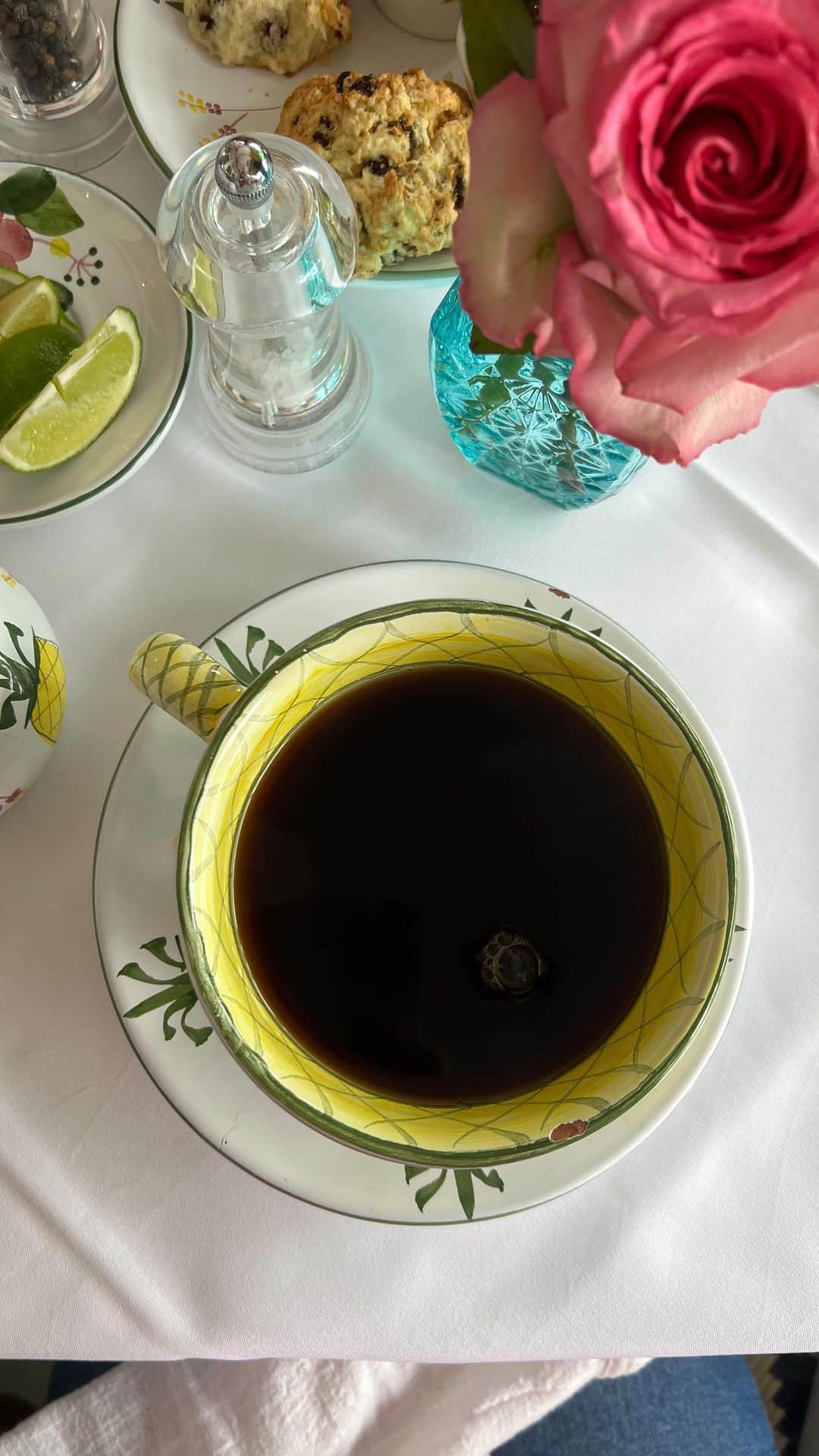 イザベラ・サントーニのインスタグラム：「Um balde de café pra começar as aulas de atuação 😝」