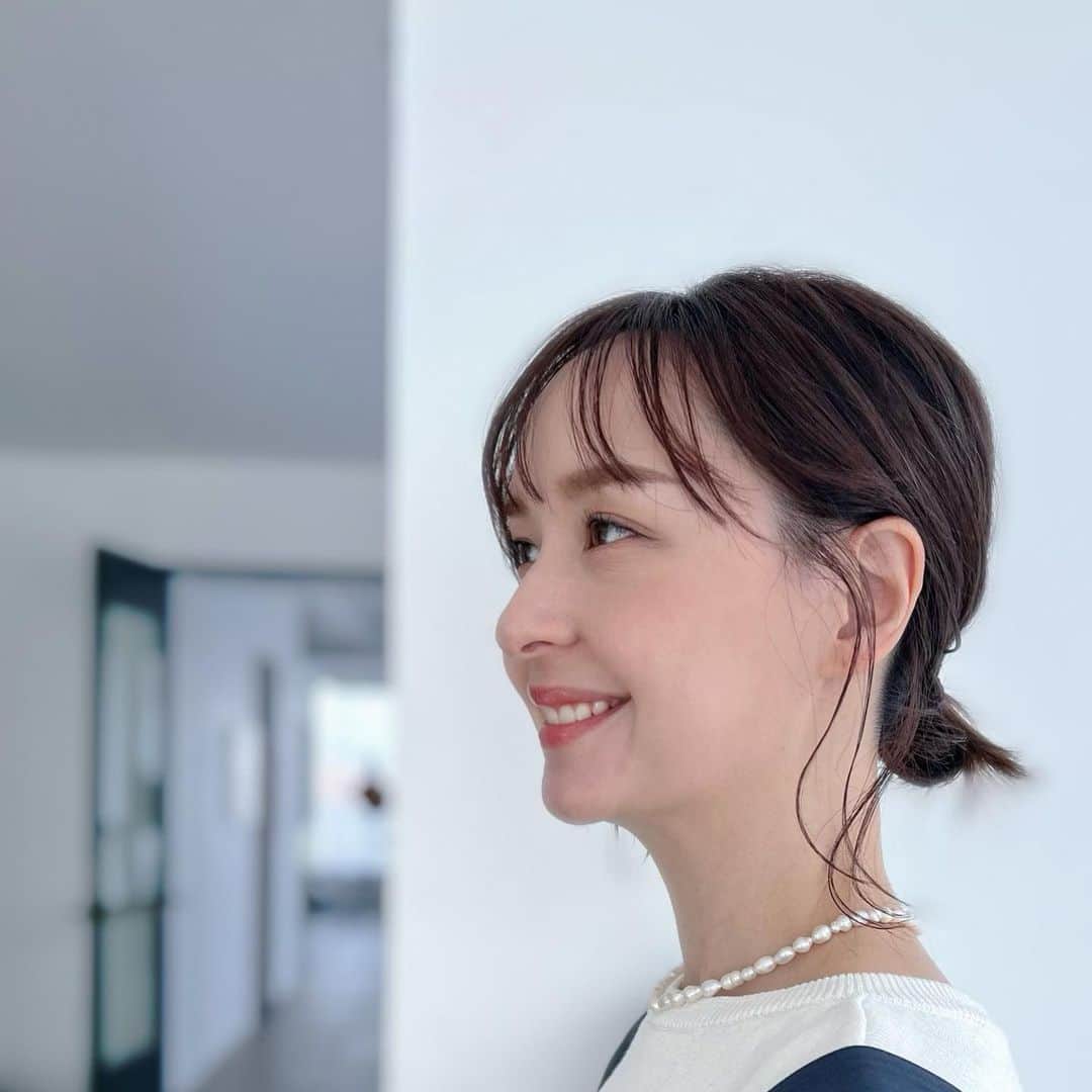 乙黒えりのインスタグラム：「エイジングまつ毛の悩みとケア👀  私まつ毛パーマ派なのですが、まつ毛が年齢とともにハリコシがなく、短くなってきて悩んでました😢 だからまつ毛育毛も頑張りながら、よりダメージが少なく施術ができるサロンを見つけ、 先週末行ってきました！  @felicidad.jiyugaoka  ここのコスメリフトが優れもの✨ すべての工程において、毛の主成分である“ケラチン”が配合されているのは"コスメリフト"だけでダメージレスにまつげをカールできるの！  デザインも自在で、なりたいイメージに合わせて上げ方角度やカールもオーダー可。 私は黒目は立ち上げて、目尻は長すデザインにしてもらいました。  マニアックな話‼️まの毛先って色が透明になってるって知ってた👀⁉️  このサロンでは毛先まで黒くカラーリング&トリートメントができるので、すっぴんなのにまるで"マスカラをしたような"きれいな仕上がりになれる❕ デイリーならほぼマスカラ要らず😃毎朝、超時短です！  私は今回は上まつ毛だけだったけど、次回は下まつ毛もカラーとコスメリフトもチャレンジしてみたいです！  仕上がりもすごく良き⭕️なのに、痛みにくいって言うのが1番嬉しいポイント‼️まつ毛を大事に育てます❤️  ご紹介キャンペーン中なので私の名前使って1000円offにしてもらってね！ #コスメリフトカラートリートメント  #自由が丘#自由が丘コスメリフト#コスメリフト#アイブロウ#アイブロウワックス#アイブロウトリートメント#ブロウラミネーション#自由が丘アイブロウ」