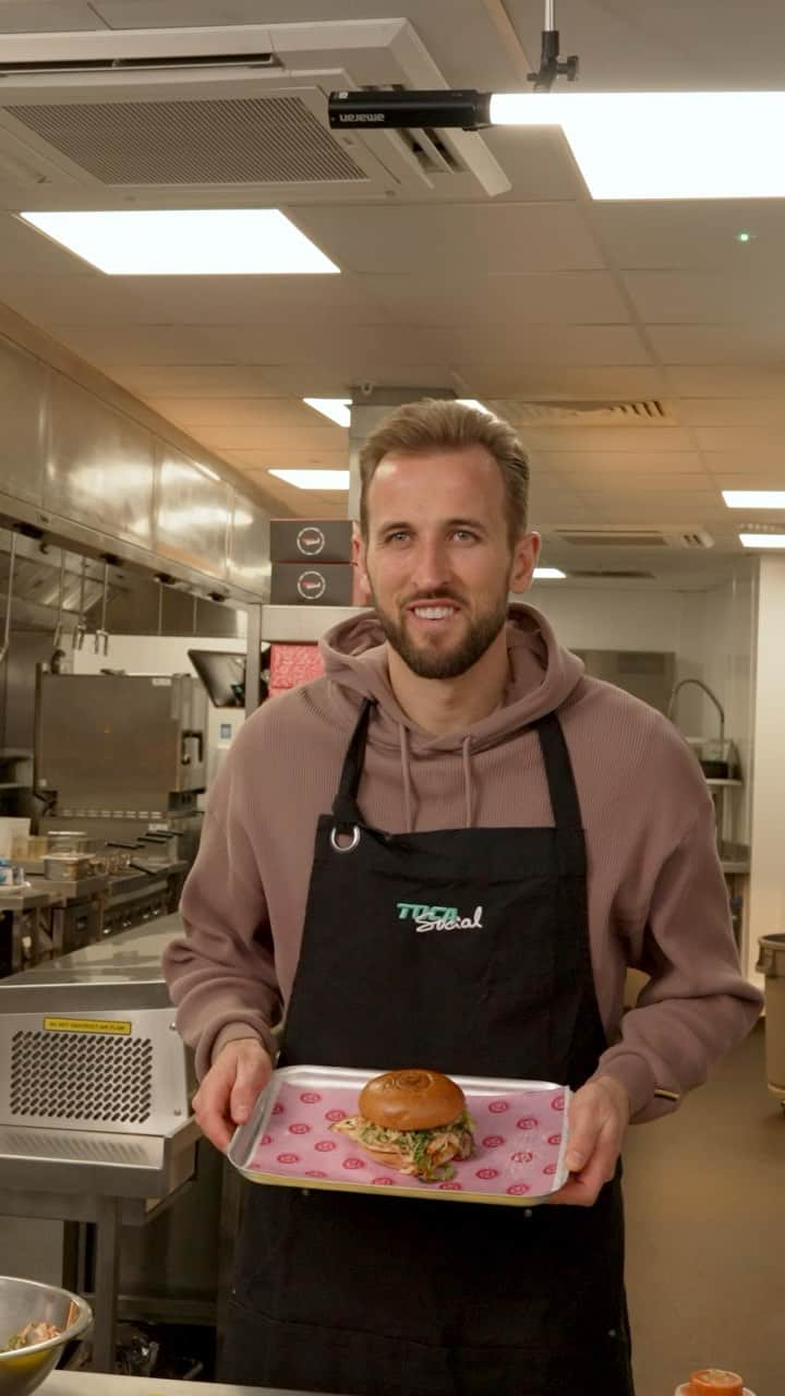 ハリー・ケインのインスタグラム：「Here’s how it went down... a look behind the scenes of the Record Breaker burger being made at @tocasocial 👨‍🍳🍔  Celebrating the @england record with 54% of the proceeds from every burger sold going to the Harry Kane Foundation.」