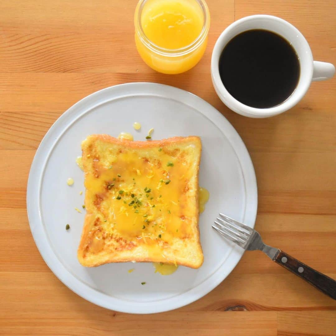 山崎佳のインスタグラム：「Today’s breakfast. フレンチトーストにレモンカード。 母からたくさんのレモンが届いたので🍋 作りたてはトロリと、瓶に入れて冷やすとちょうどパンに塗りやすい固さ。 作るたびに砂糖の量にドキドキするけど…」