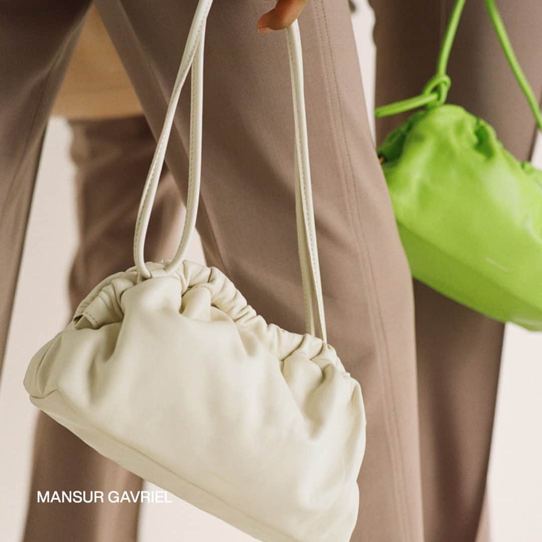 ShopBAZAARさんのインスタグラム写真 - (ShopBAZAARInstagram)「For colorful bags and bright card holders, any purse-lover knows to go to @mansurgavriel to get their latest arm candy. Beautifully simple yet so striking in their vibrancy, this editor-fave brand creates abstractly shaped crossbodies and bucket bags with unique chain details you should be showing off all summer long. #SHOPBAZAAR」6月13日 22時01分 - shopbazaar
