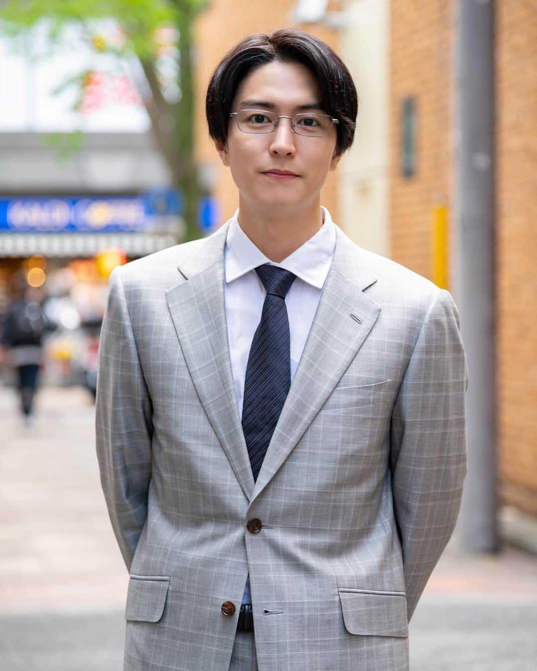 稲葉友のインスタグラム：「ドラマイズム「明日私は誰かのカノジョ Season2」今夜第5話放送📺  地元のスナックで働き始めた主人公・江美と出会い、次第に江美も心を許していく存在になっていく岩崎役で出演しております🍻  📺MBS 24:59〜 📺TBS 25:28〜  岩崎という人は 演じていてとても…👓 是非ともご覧くださいませ🙋🏻‍♂️  #明日私は誰かのカノジョ2 #明日カノ2」