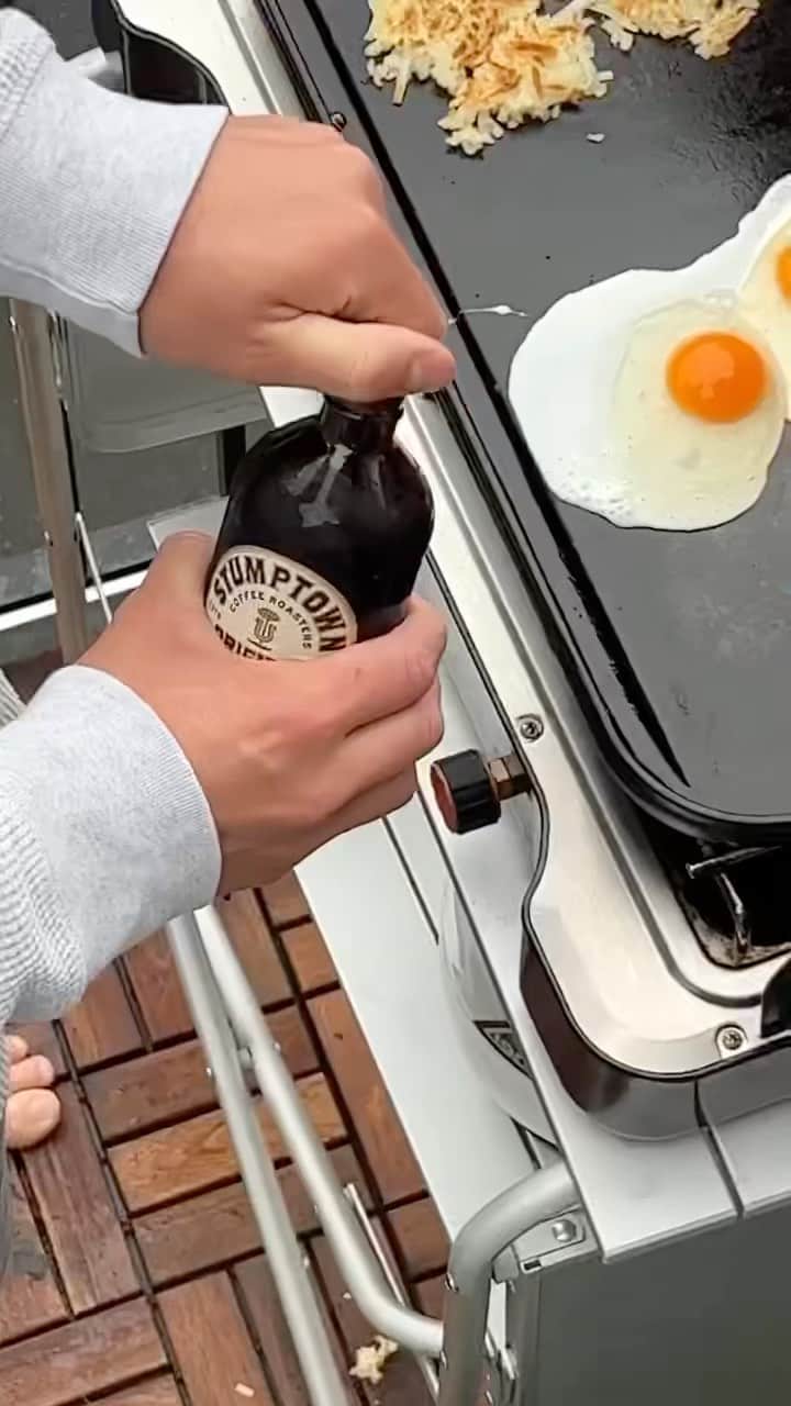 Stumptown Coffee Roastersのインスタグラム：「@sundaypaul starting his day with Stumptown ☀️☕️⚡️🍳」