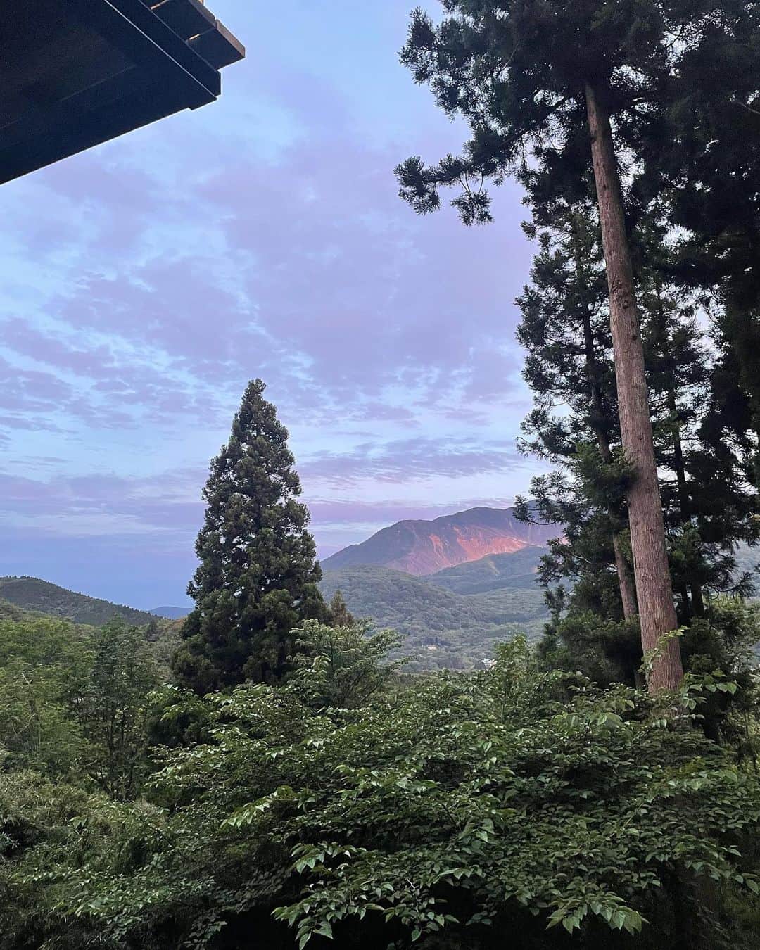 ことねさんのインスタグラム写真 - (ことねInstagram)「先週行った箱根旅♡  自分たちでご飯を作って、自然の中の薪サウナ。薪を炊いて入るサウナ、ロウリュも熱々で最高でした♡ 部屋からの景色も絶景で癒されて最高のリフレッシュ旅🫶🏻  @maison.celon のワンピースお気に入り🤍  #箱根旅行」6月13日 22時02分 - kotone_kuno