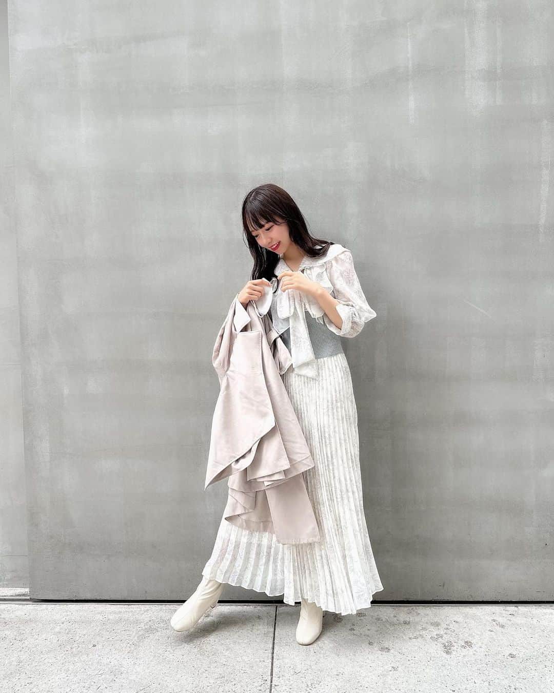 のインスタグラム：「ひらひらのワンピースってかわいいよね？🐇🤍 相も変わらず白が好きだよお☁️  今日のはちょっと前の私服さん❕ ままにお誕生日プレゼントでもらった💝 👗 @snidel_official   みんなはどんな投稿がみたいとかあるかな、？  #畑美紗起 #ワンピースコーデ #ワンピース #花柄ワンピース #花柄 #ワンピ #ファッション #ファッションコーデ #春コーデ #私服 #fashion #onepiece #coordinate #me #shooting #fashionblogger #fashionista #ootd」