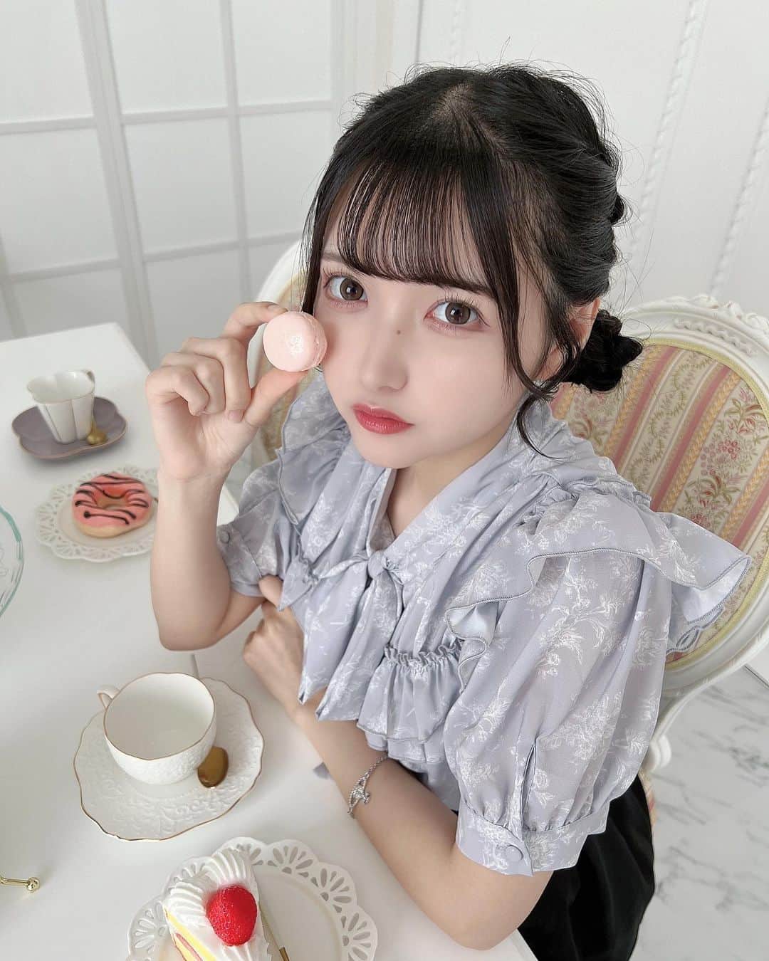 のインスタグラム：「. ねぇ、かわいい？  ・ ・ ・   #黒髪  #黒髪ロング  #黒髪女子  #黒髪アレンジ  #お団子ヘア  #お団子アレンジ  #くまさんヘア  #ツインお団子  #evelyn  #エブリン  #ヴィヴィアン  #名古屋美容院  #自撮り  #自撮り界隈  #自撮り女子  #自撮り部  #セルフィー」