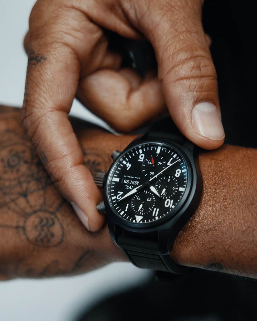 IWCさんのインスタグラム写真 - (IWCInstagram)「When seconds count, precisions matters. By expertly combining precise functionality with a modern design like in our #IWCpilot Chronograph 41 TOP GUN (Ref. IW389401) worn by @lewishamilton. #TheReference   🔗Link in Bio」6月13日 22時05分 - iwcwatches