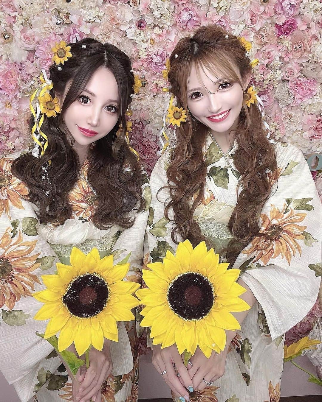 のインスタグラム：「🌸 りり吉と浴衣で撮影🥰👘🎐 めちゃくちゃ天気よかった😍✨ 去年も今年もりり吉とお揃い出来て嬉しい🥺💕  【 @asakusa_omotenashi 】 浴衣はひまわりにしたよ🌻 浴衣に合わせたヘアセットも可愛過ぎるし ほんとに上手😭👏💕✨🌻 . #浅草　#着物　#着物デート　#ヘアセット　#巻き髪　#おもてなし　#お花見　#桜　#asakusa」