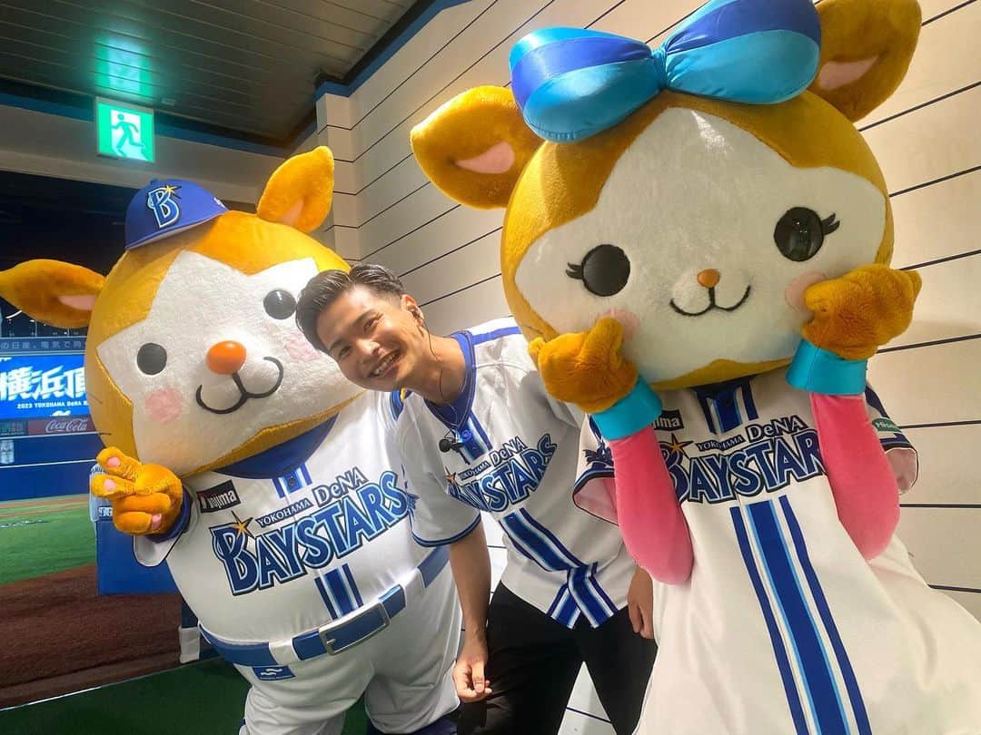 山田弥希寿のインスタグラム：「＼横浜優勝／ ハマスタ6連戦初戦⚾️ エースが勝利を呼び込む投球 1・2番の活躍 戸柱選手のリードに猛打賞 などがあり見事勝利を収めました！ 交流戦優勝へ向けて大きな1勝！ この6連戦、ヒーローインタビューあと5回やります🎤  #baystars #横浜DeNAベイスターズ #横浜頂戦 #横浜優勝 #スターマン #キララ #山田みきとし」