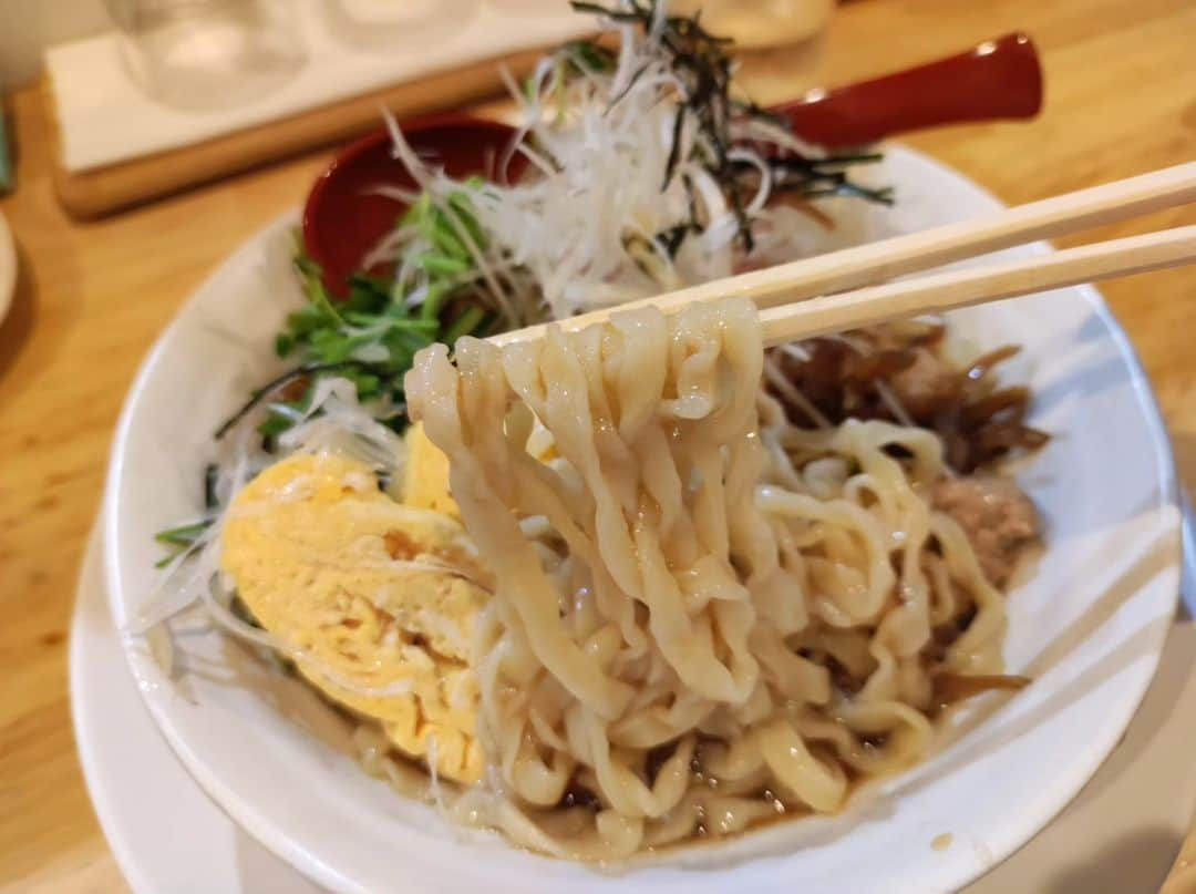 つけMen野郎さんのインスタグラム写真 - (つけMen野郎Instagram)「鴨の冷やし麺 らーめん天神下大喜 24周年お邪魔します。何年か前も同時期に鴨やってたなぁ。と、回顧していたら…丼着。鴨団子は何度食べてもうまい。甘めのタレにピロピロ麺が美味すぎる。スロースタートな胃袋が喜び勇んでズバズバ啜らせる。うまいなぁ、うまいなぁ、と稲川淳二のように呪文を唱えながら完食。具をちょいとツマミに飲酒して大喜び。今宵も駄文走らせすみません。もっと深酒したかったけど我慢して退散！」6月13日 22時11分 - bokurarri