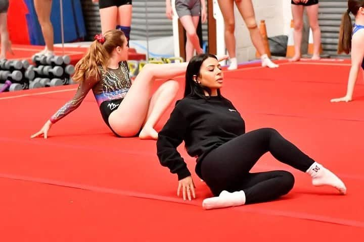 クラウディア・フラガパニさんのインスタグラム写真 - (クラウディア・フラガパニInstagram)「Passing on dancing & gymnastics knowledge to younger generations💃🏻🫶🏼🤸🏻  If you would like to get in touch please email - enquiries@fragsgym.co.uk or dm - @fragsgym 🖤」6月13日 22時13分 - claudiafrag