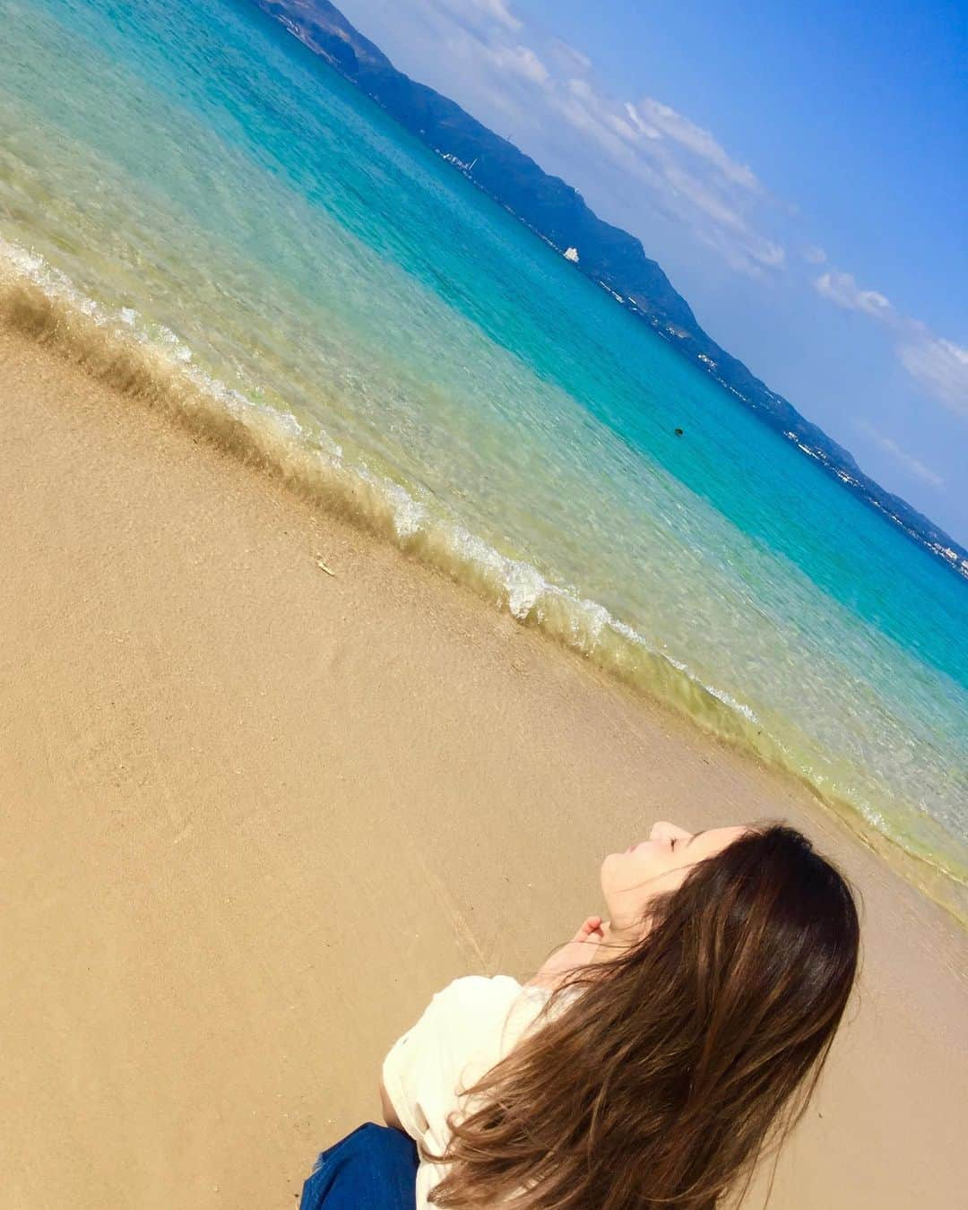 ヒガリノのインスタグラム：「__  📍恩納村  ひとやすみしよう  #沖縄 #海」