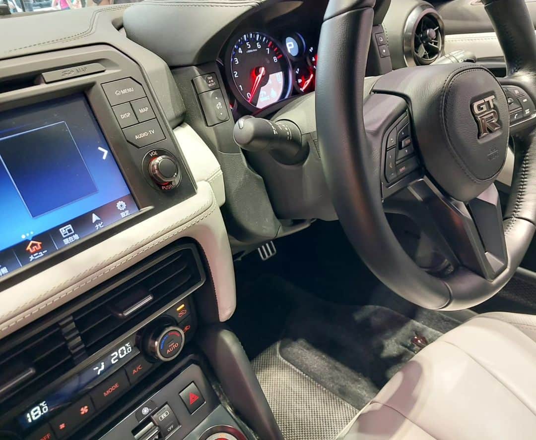 金原弘光さんのインスタグラム写真 - (金原弘光Instagram)「ワンガンブルーのGT-R 35 を見てきたよ🎵 この色はやっぱりいいよな～👍️ マニュアルだったら買いなんだけどね～。  #ワンガンブルー #r35gtr」6月13日 22時23分 - hiromitsu.kanehara
