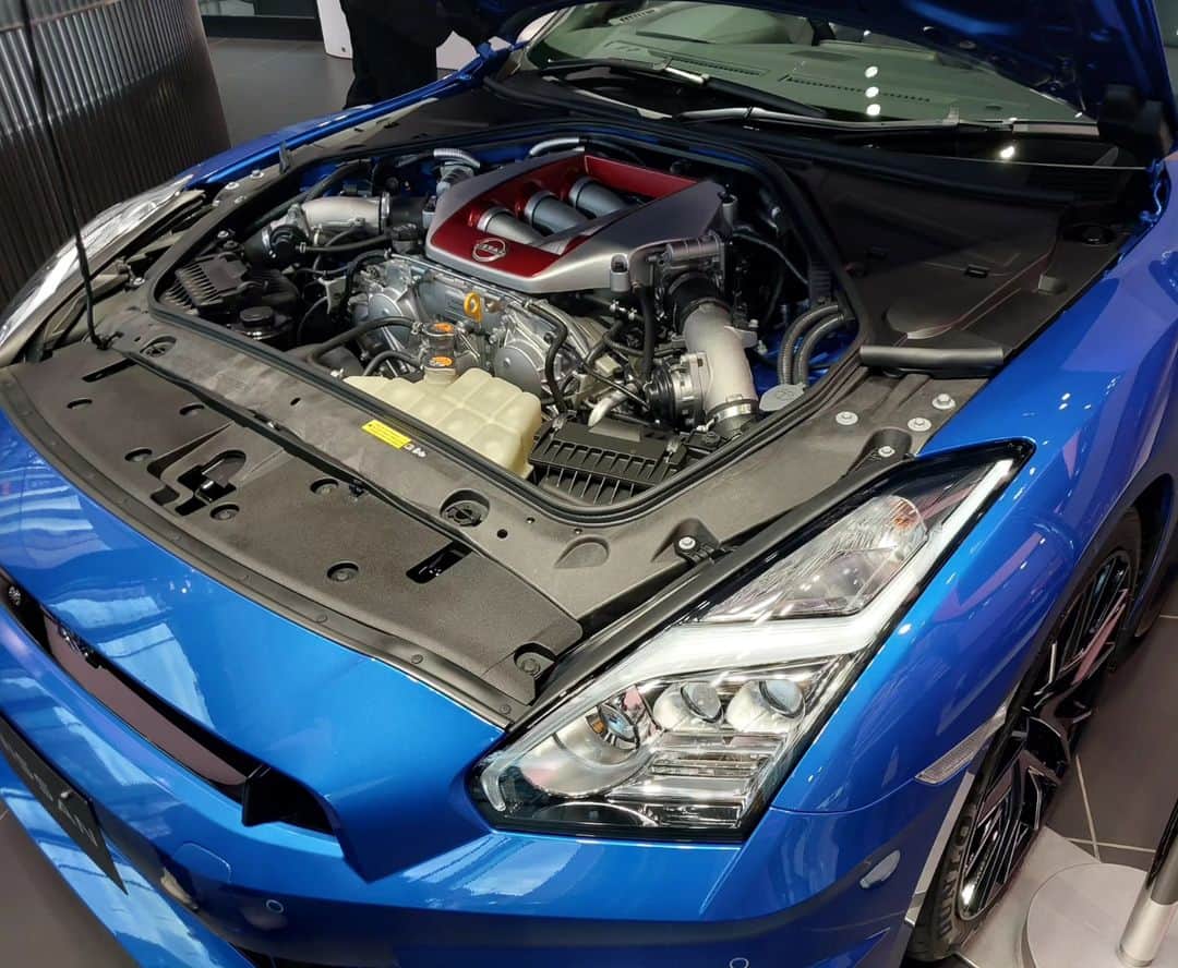 金原弘光さんのインスタグラム写真 - (金原弘光Instagram)「ワンガンブルーのGT-R 35 を見てきたよ🎵 この色はやっぱりいいよな～👍️ マニュアルだったら買いなんだけどね～。  #ワンガンブルー #r35gtr」6月13日 22時23分 - hiromitsu.kanehara