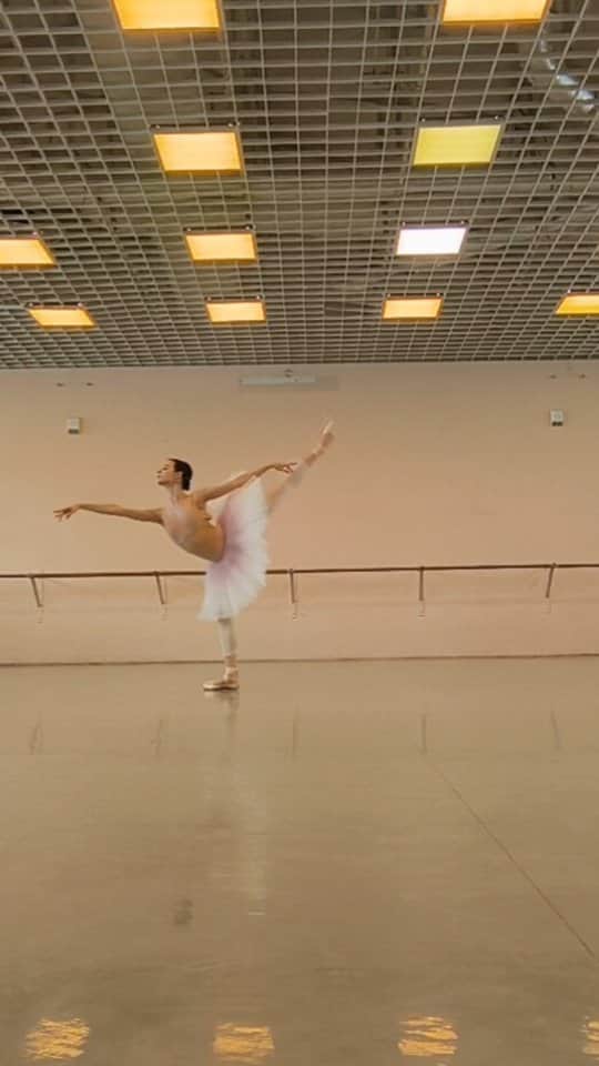 マリア・コーレワのインスタグラム：「"Ещё ребра" or RAYMONDA coming soon 🤍  This solo is so absolutely stunning but it's one of the hardest to perform especially almost at the end of exhausting act 1 with the nerves piling up every variation! But it's still just a dream to dance the intricate Petipa choreography!  Enjoying every day of the getting ready process. Fingers crossed 🤞🏻  Эта вариация одна из красивейших в классическом репертуаре, но танцевать её невероятно сложно, особенно учитывая, что её место почти в самом конце насыщенного танцами и мизансценами первого акта, а волнение почему-то усиливается с каждым сольным выходом! Но тем не менее возможность исполнять такую изысканный хореографию - все-таки настоящий подарок!  Наслаждаюсь каждым репетиционным днем. И с нетерпением жду спектакля 🤞🏻」